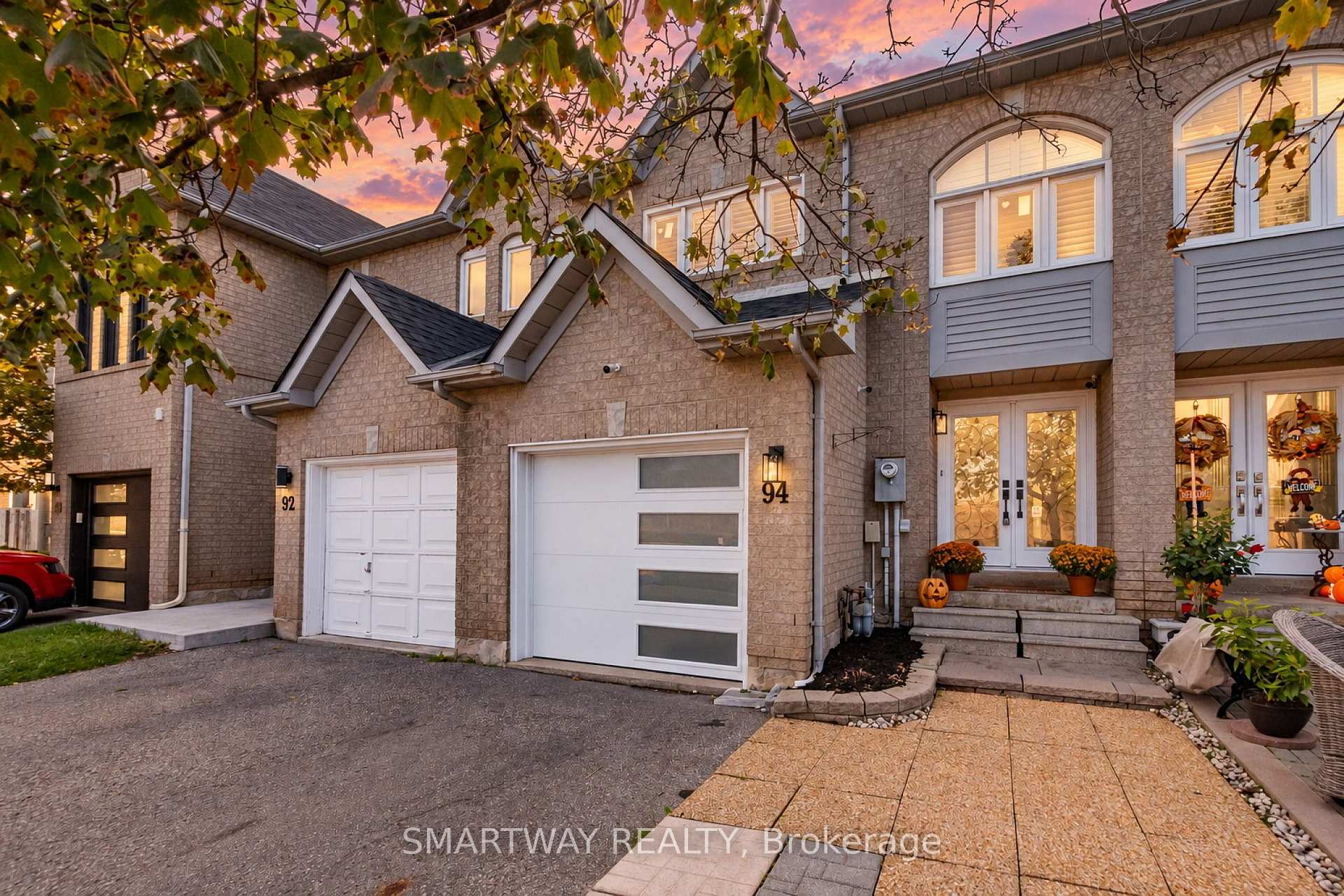 Photo 2 of 94 Goldenlight Circle, Brampton, Brampton West — HOMEH