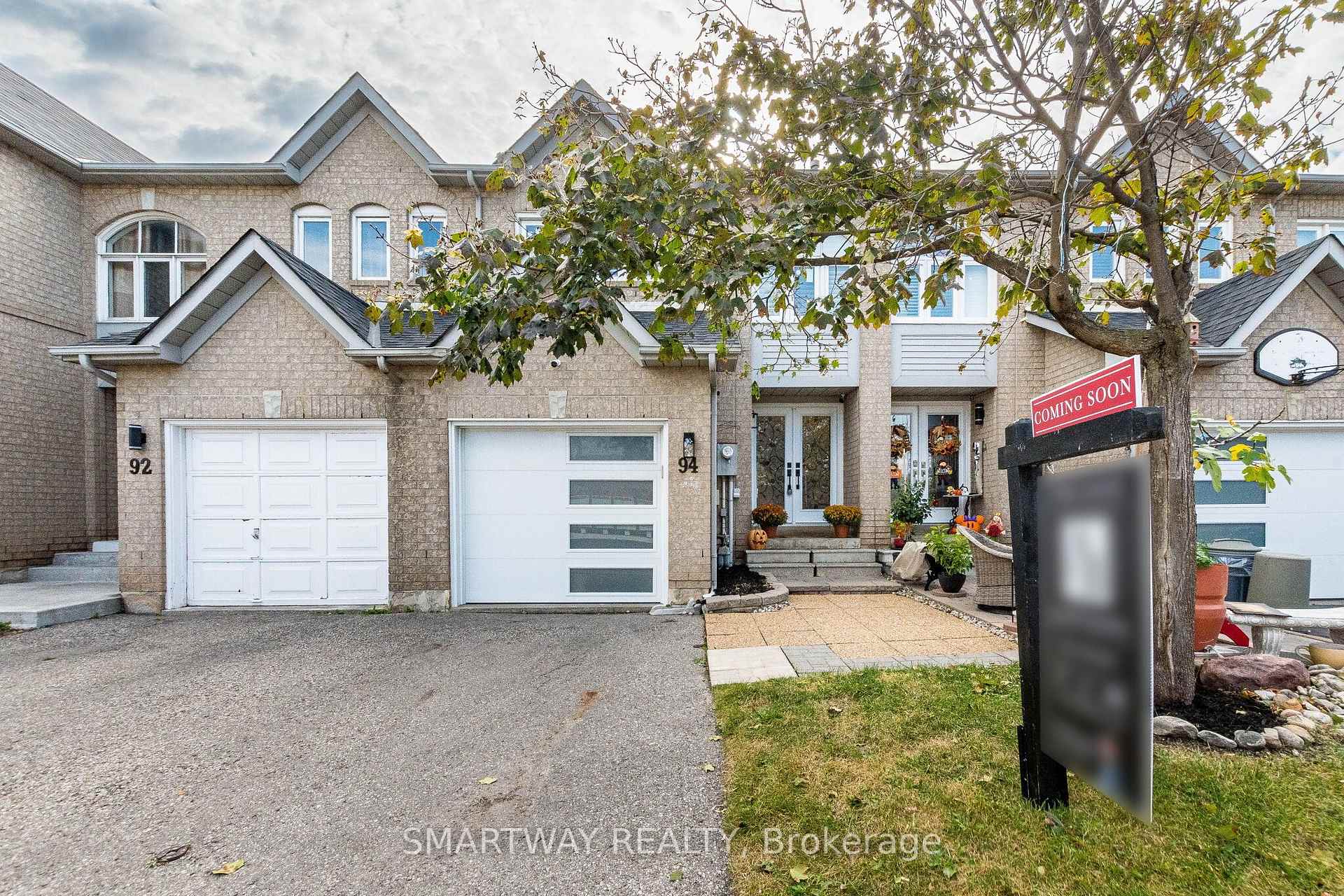 Photo 3 of 94 Goldenlight Circle, Brampton, Brampton West — HOMEH