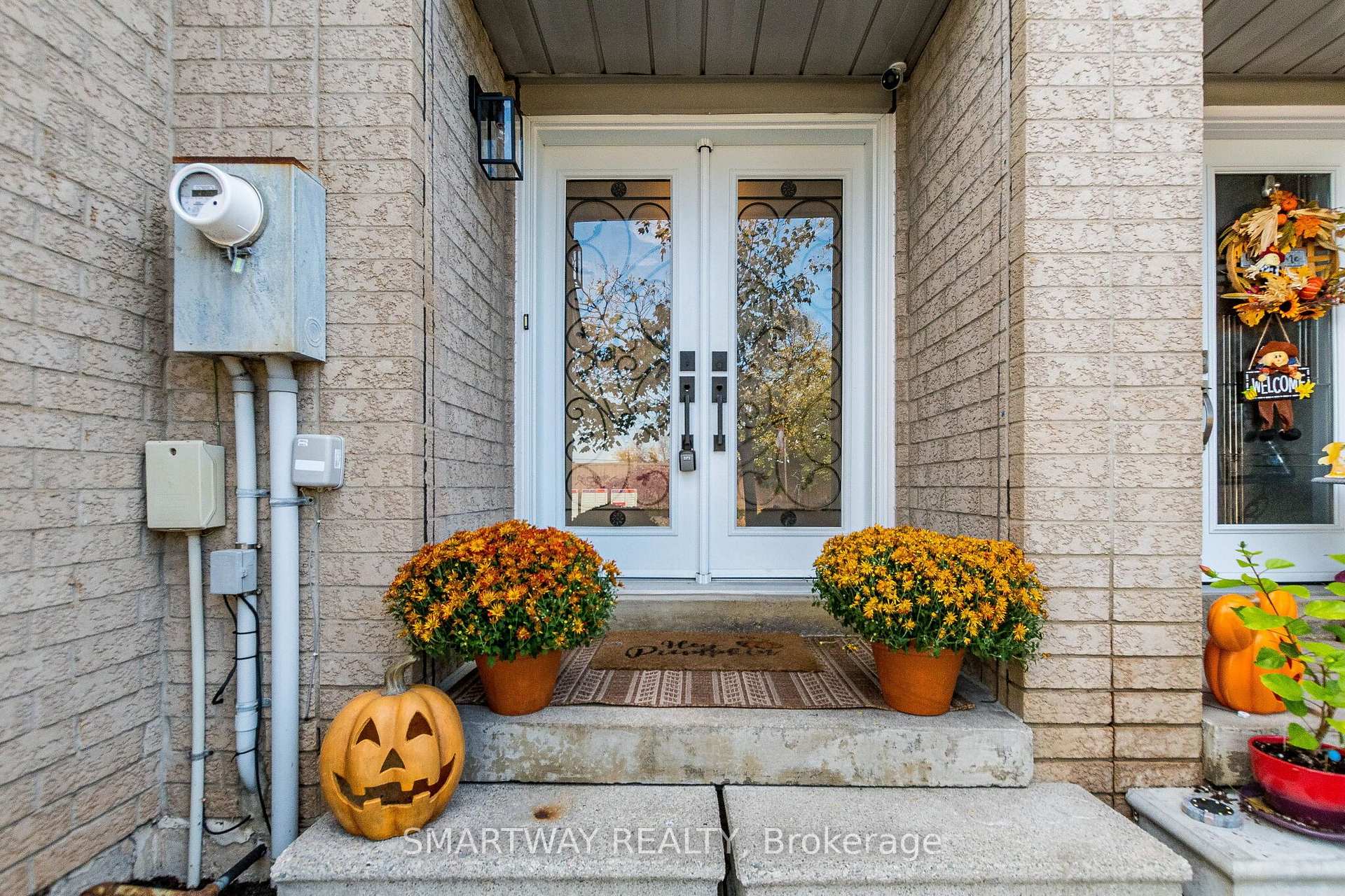 Photo 4 of 94 Goldenlight Circle, Brampton, Brampton West — HOMEH