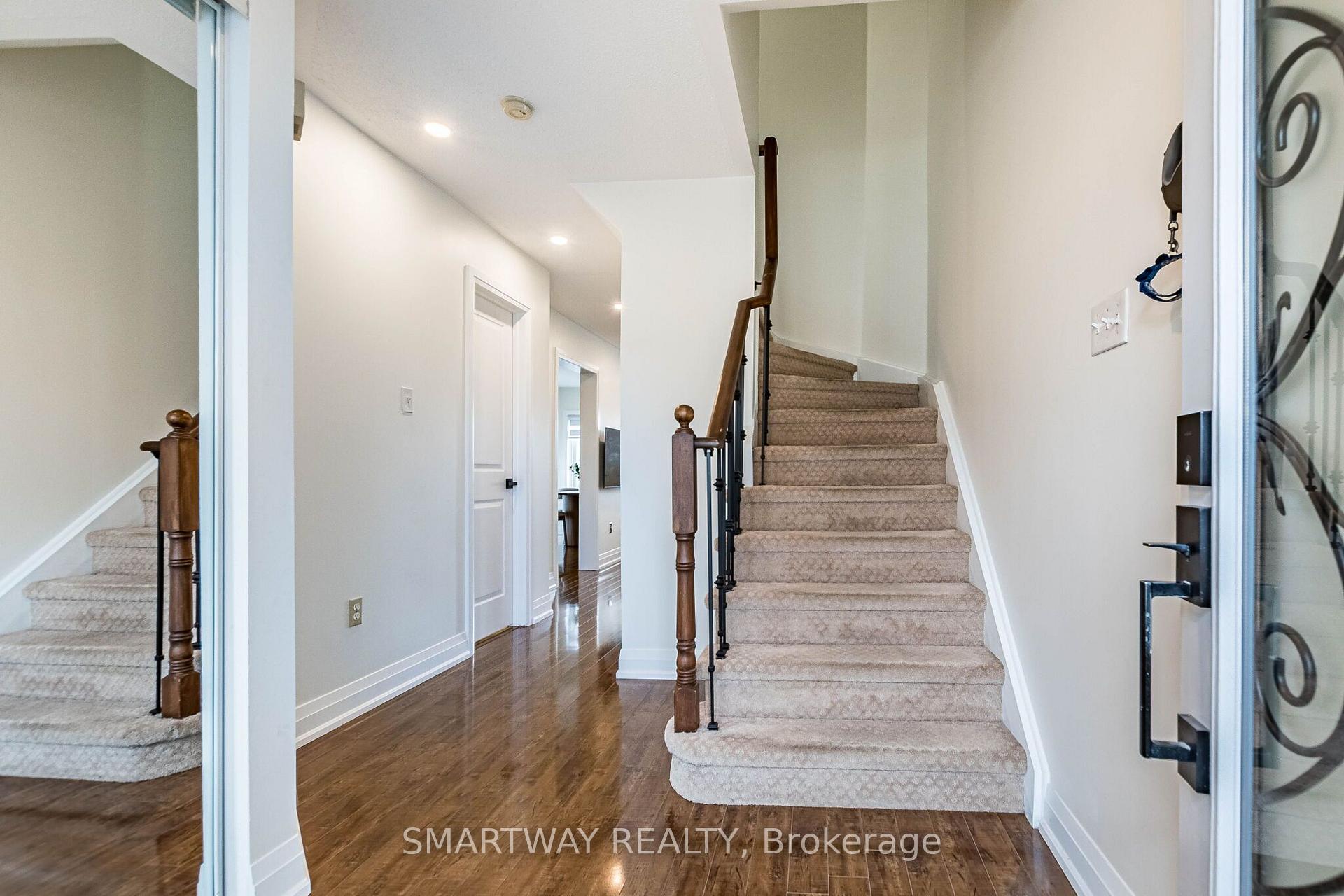 Photo 5 of 94 Goldenlight Circle, Brampton, Brampton West — HOMEH