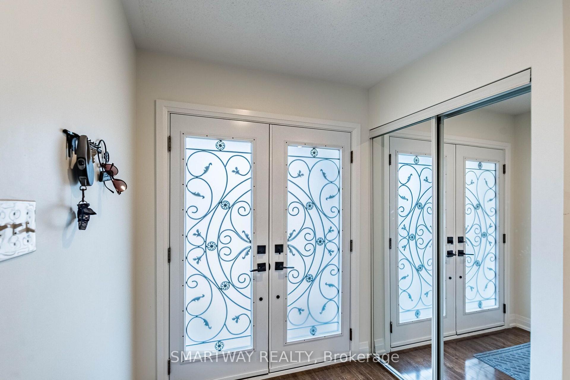 Photo 6 of 94 Goldenlight Circle, Brampton, Brampton West — HOMEH