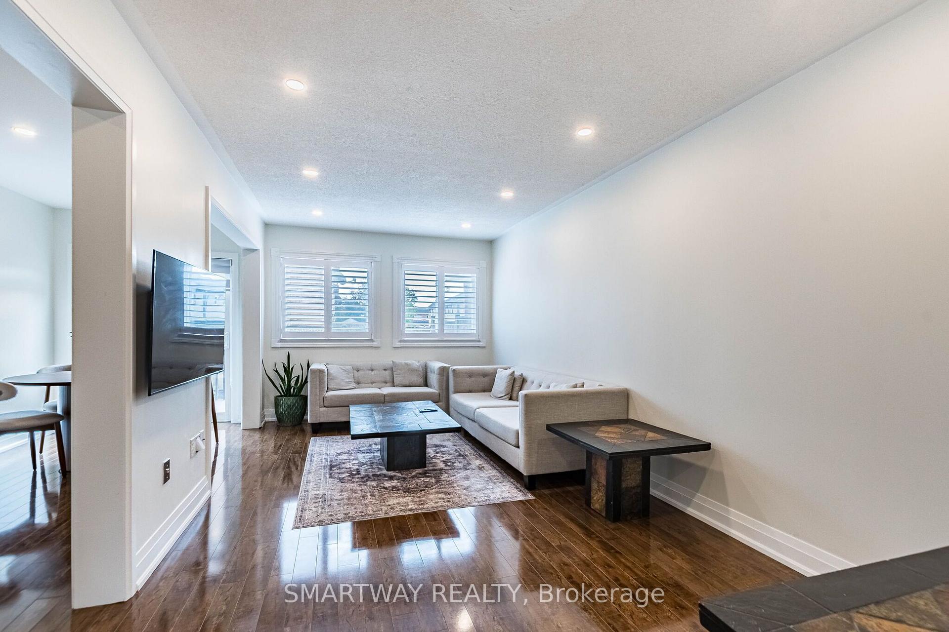 Photo 9 of 94 Goldenlight Circle, Brampton, Brampton West — HOMEH