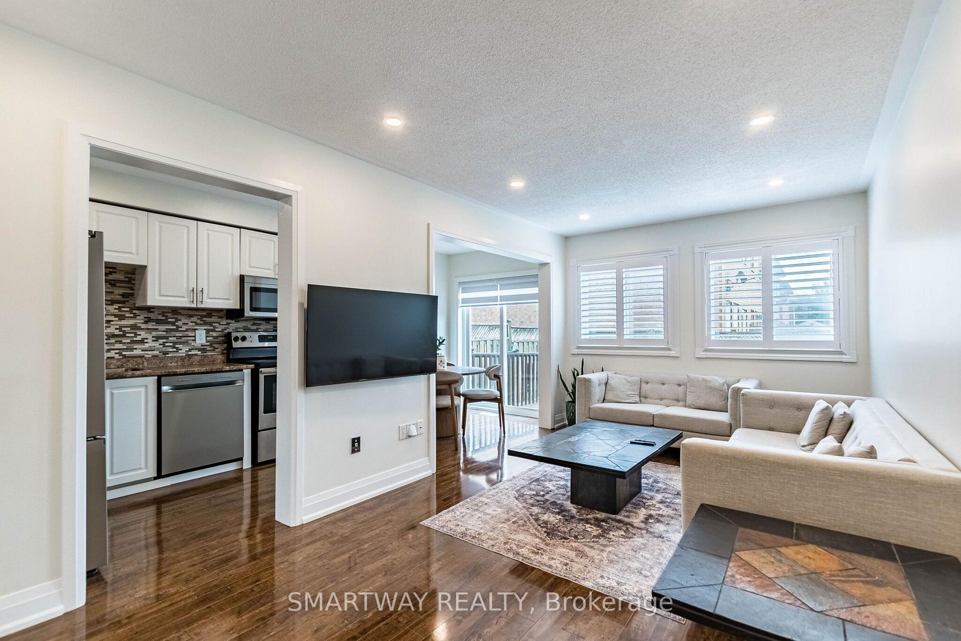 Photo 10 of 94 Goldenlight Circle, Brampton, Brampton West — HOMEH