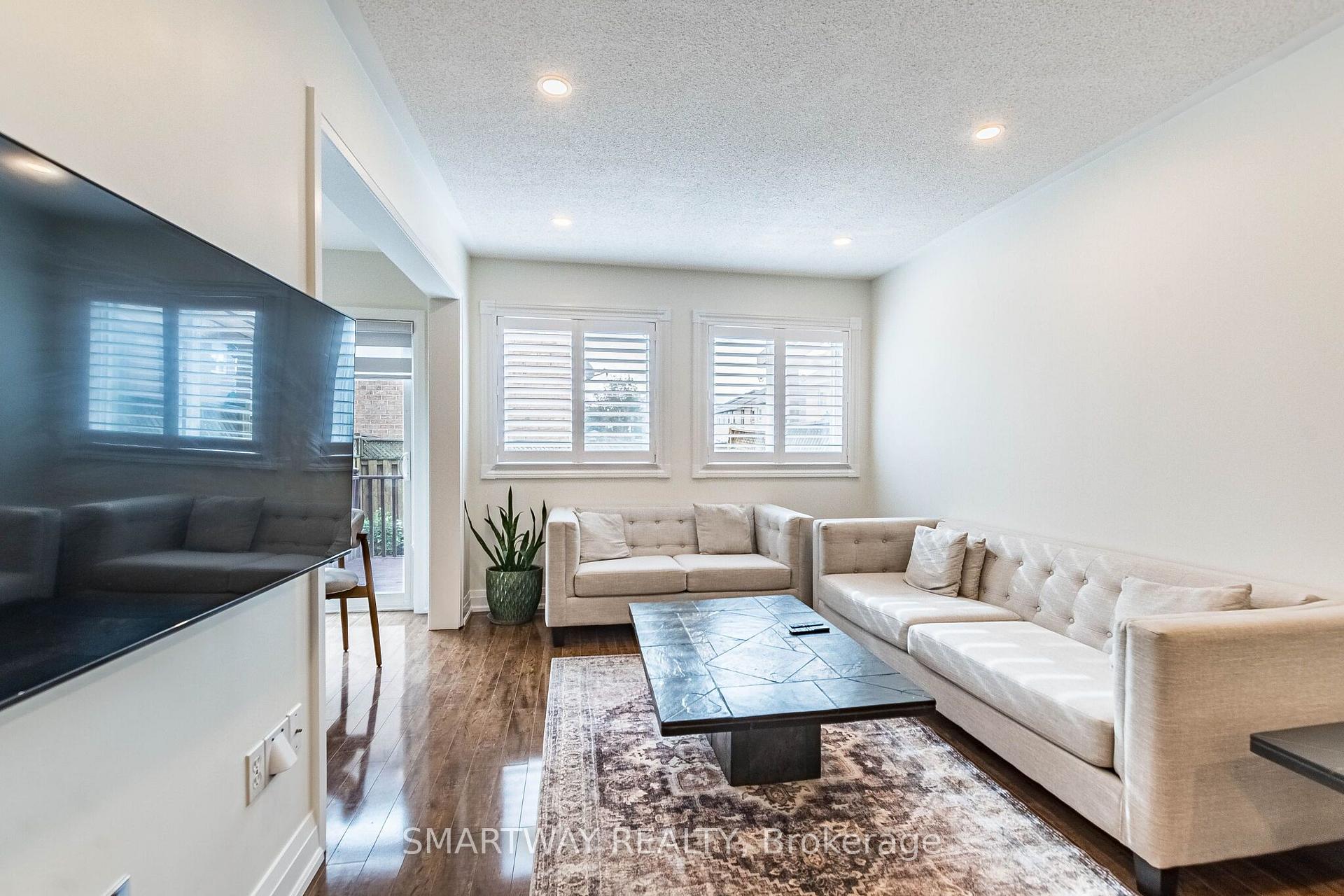 Photo 11 of 94 Goldenlight Circle, Brampton, Brampton West — HOMEH