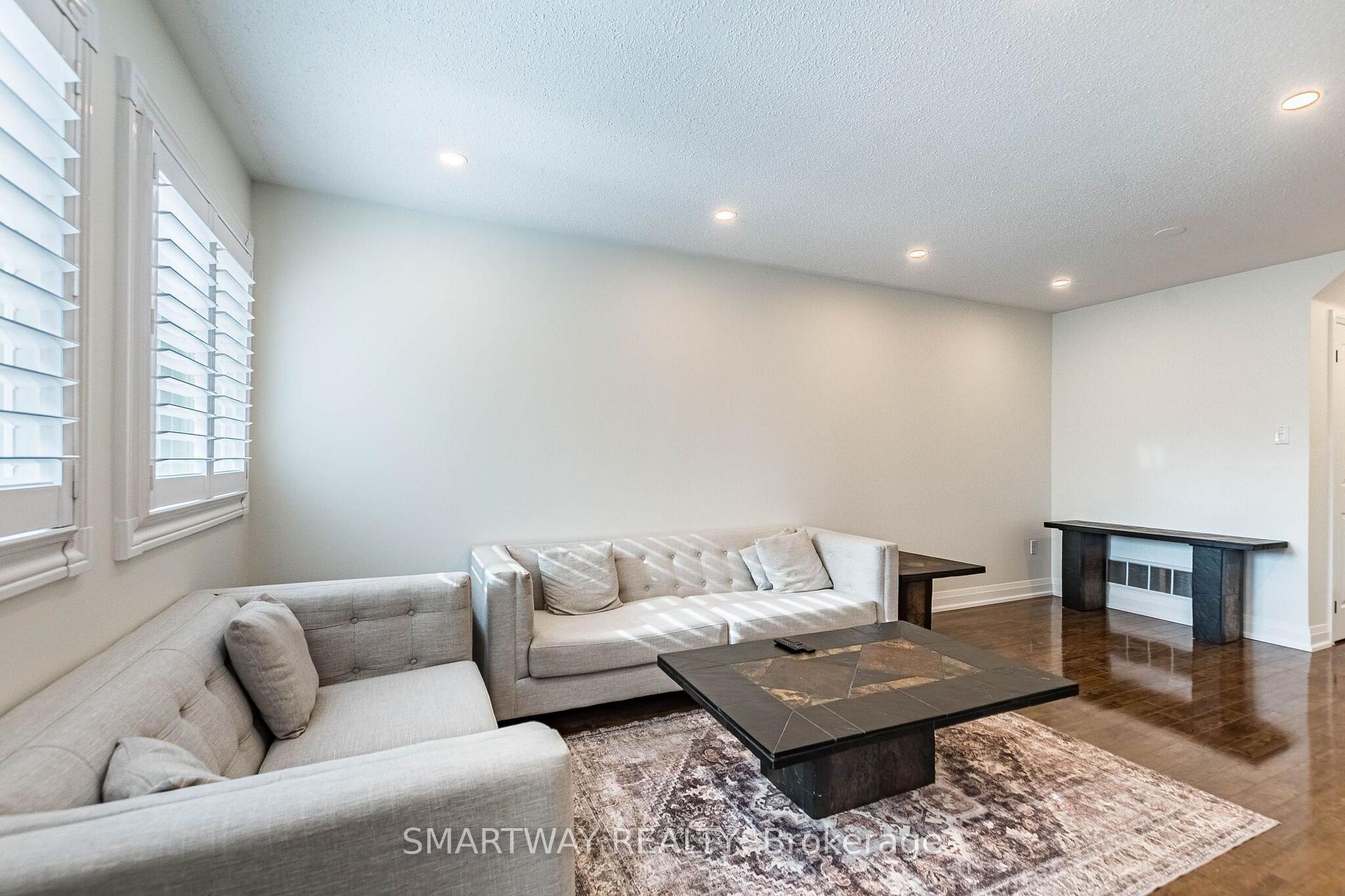 Photo 12 of 94 Goldenlight Circle, Brampton, Brampton West — HOMEH