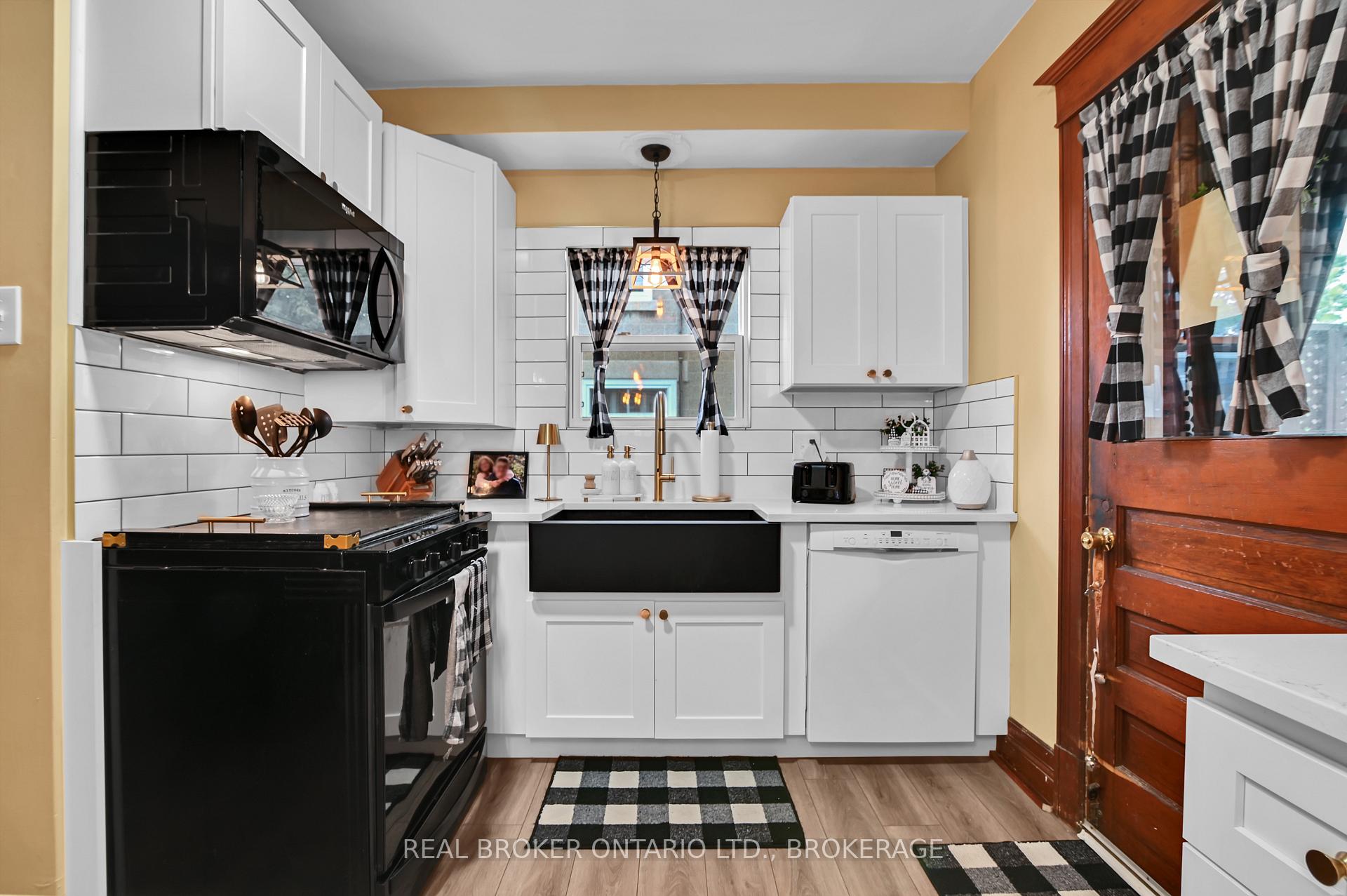 Photo 11 of 214 Fourth Street W, Cornwall, Cornwall — HOMEH