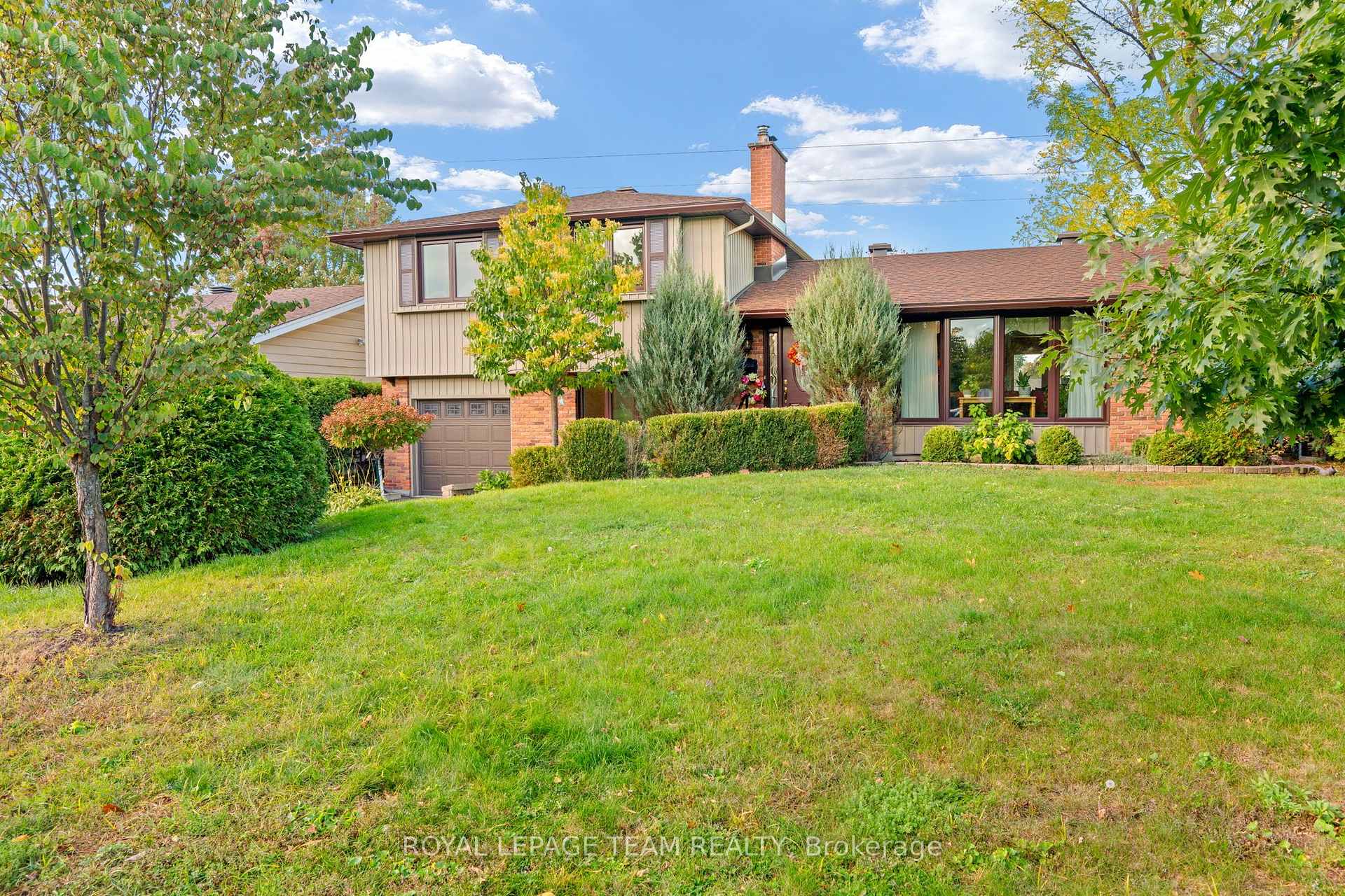 Photo 2 of 19 Parkland Crescent, Ottawa, Arlington Woods — HOMEH