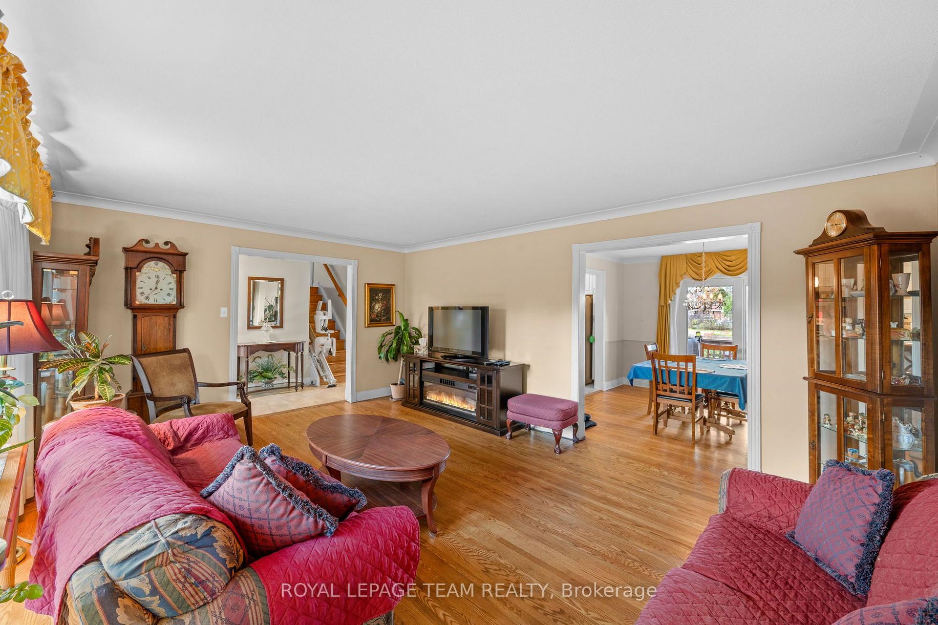 Photo 4 of 19 Parkland Crescent, Ottawa, Arlington Woods — HOMEH