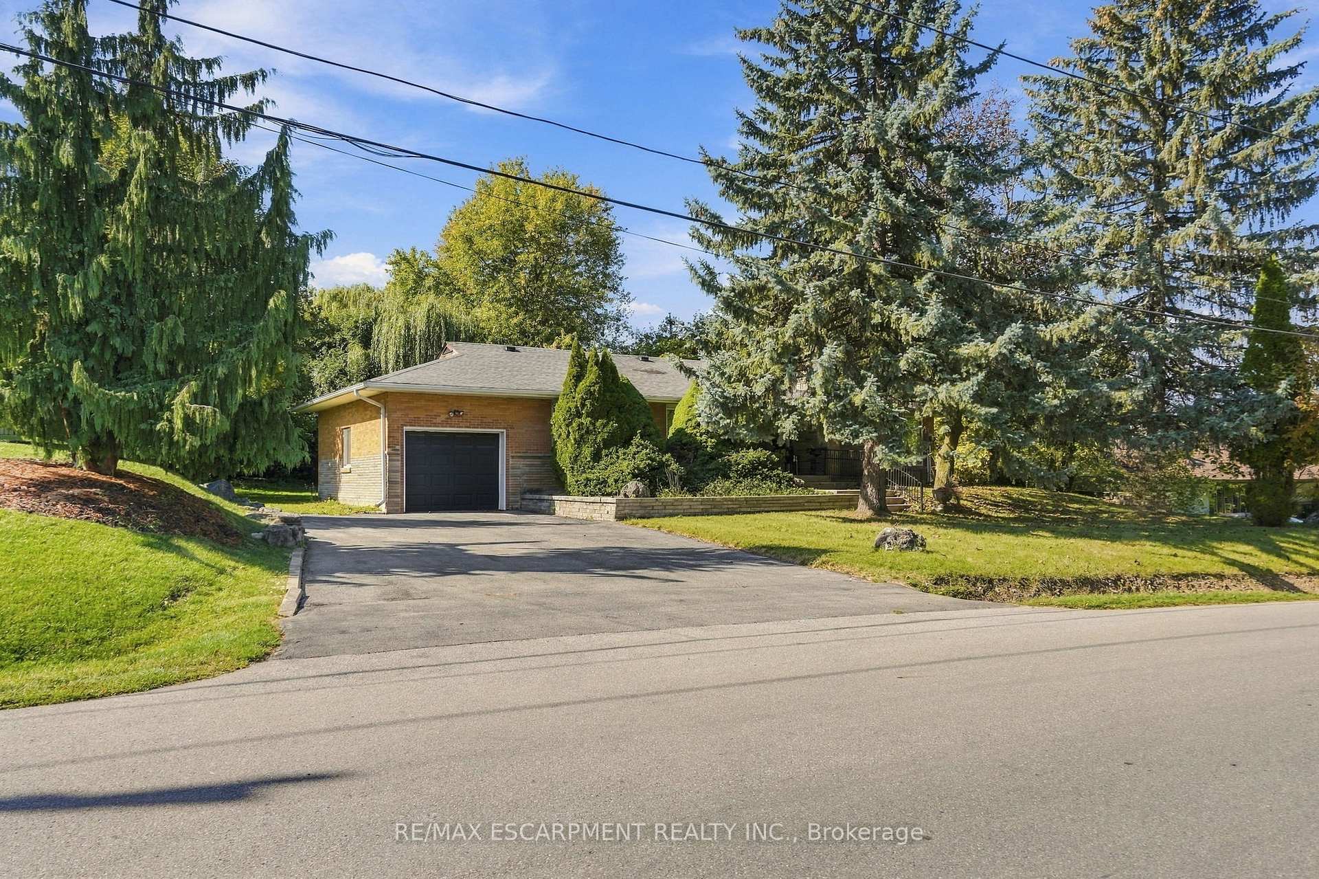 Photo 2 of 904 Montgomery Drive, Hamilton, Ancaster — HOMEH