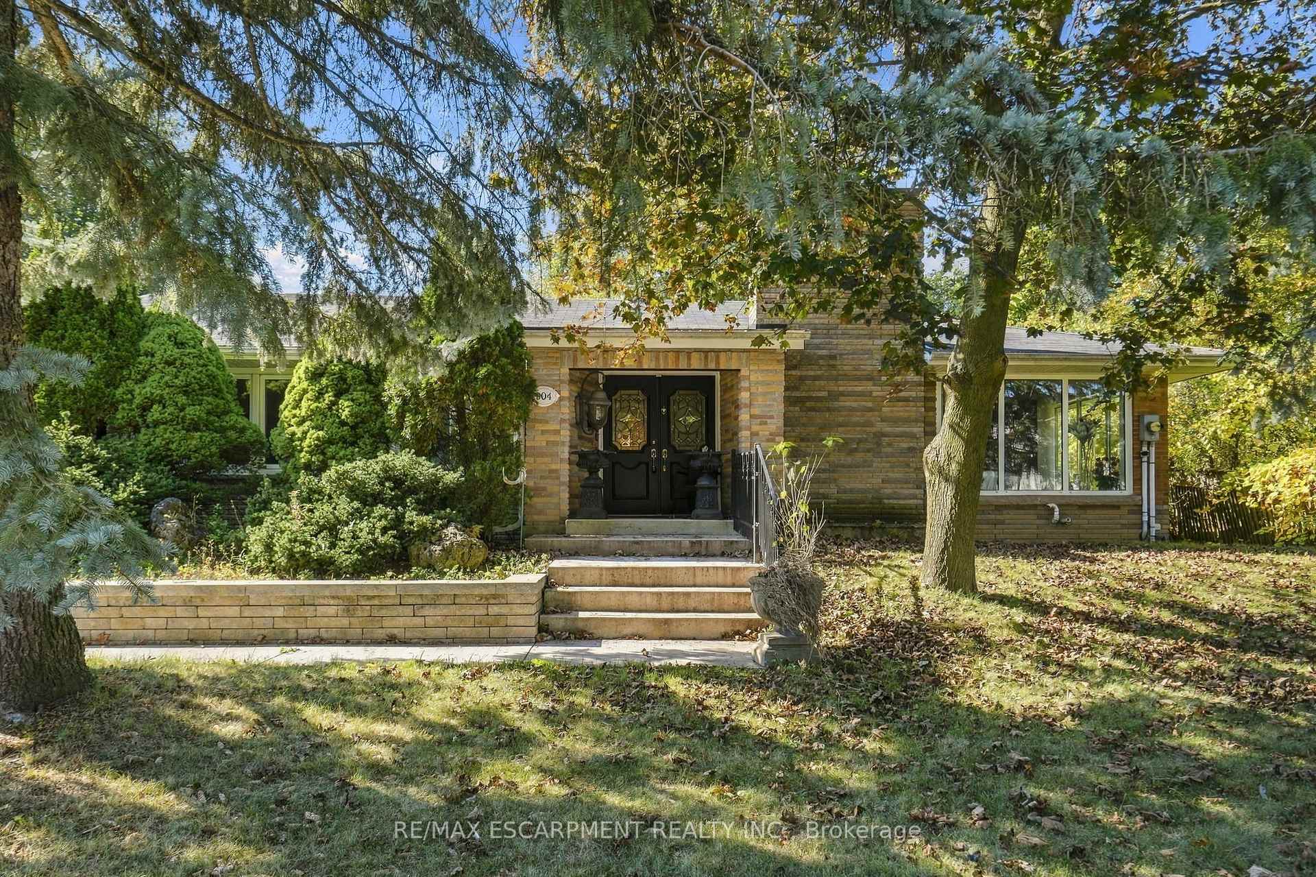 Photo 5 of 904 Montgomery Drive, Hamilton, Ancaster — HOMEH