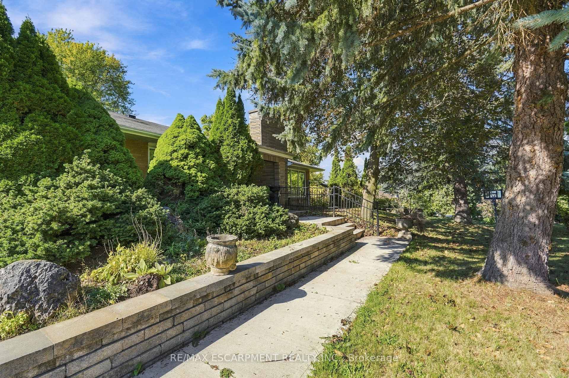 Photo 6 of 904 Montgomery Drive, Hamilton, Ancaster — HOMEH