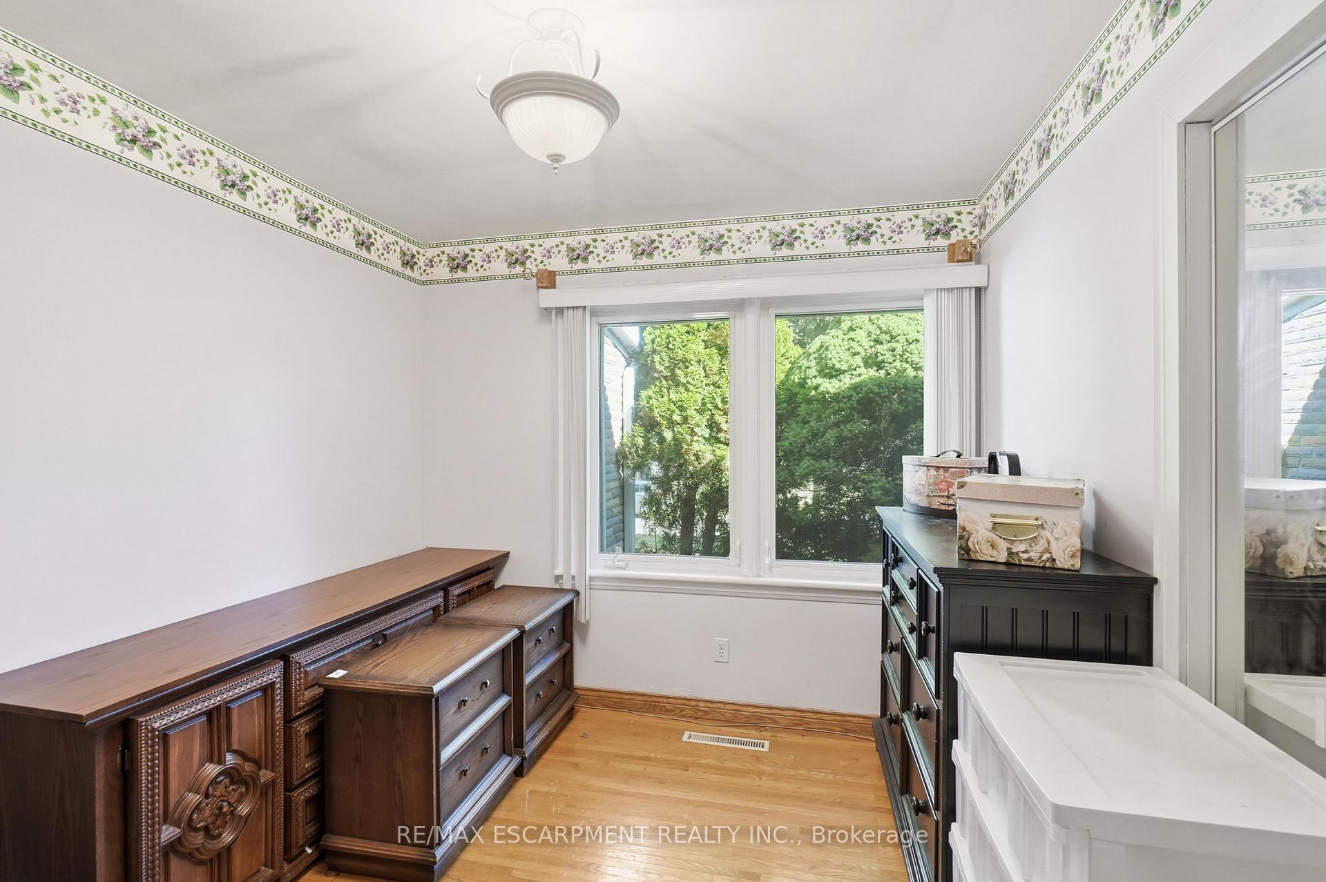 Photo 24 of 904 Montgomery Drive, Hamilton, Ancaster — HOMEH