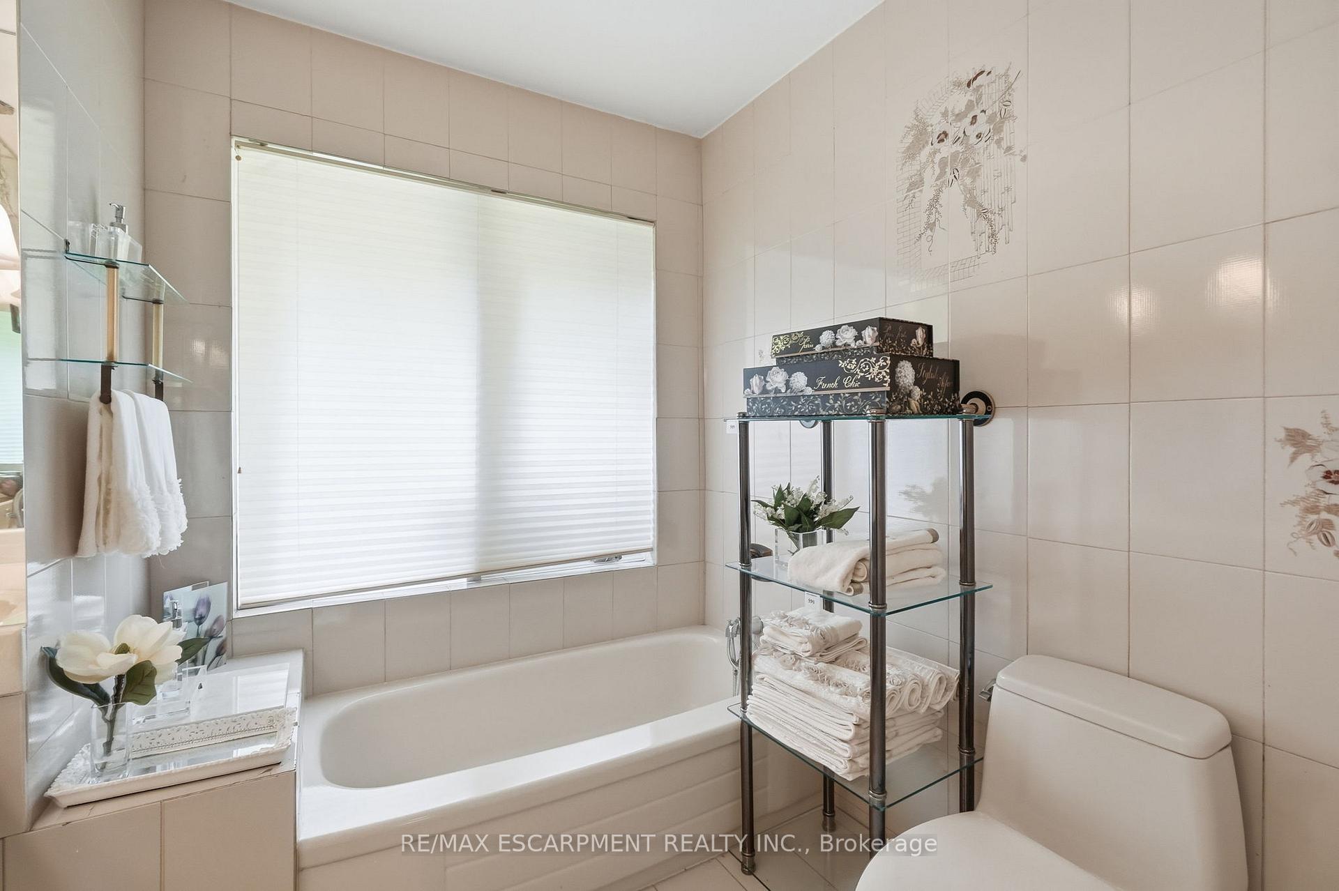 Photo 30 of 904 Montgomery Drive, Hamilton, Ancaster — HOMEH