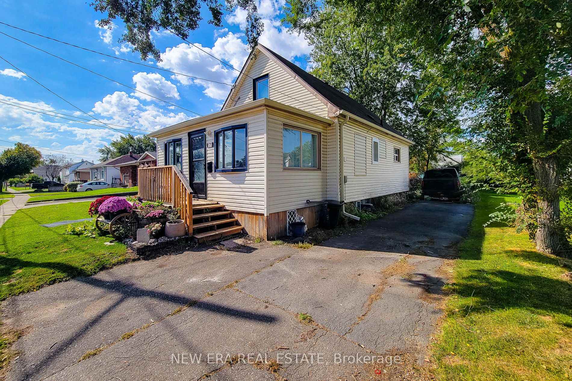Photo 2 of 38 Clifford Avenue, Welland, Broadway — HOMEH