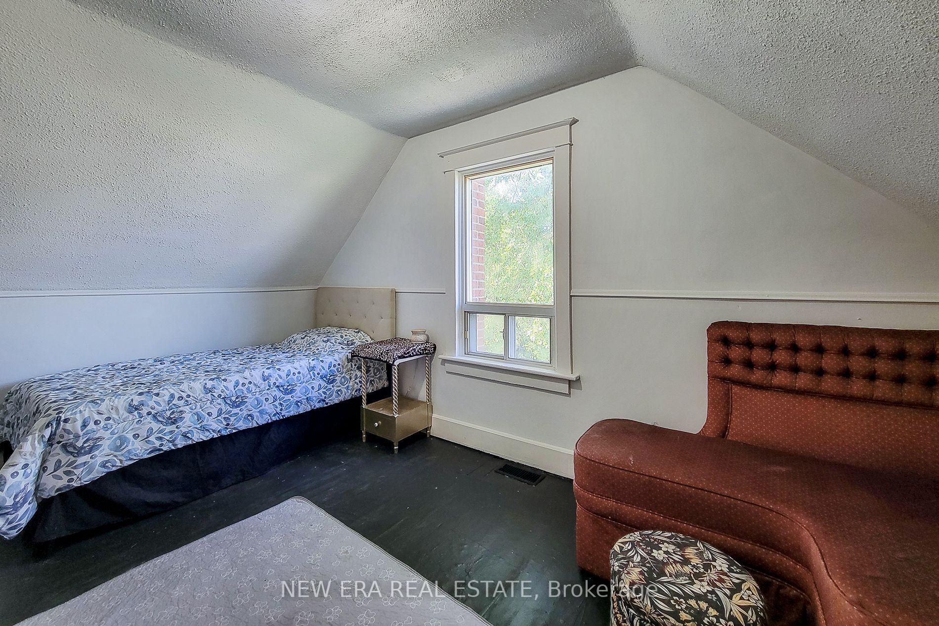 Photo 37 of 38 Clifford Avenue, Welland, Broadway — HOMEH