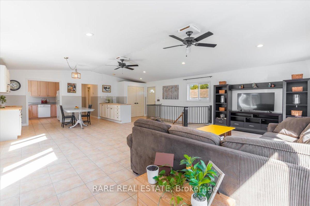 Photo 11 of 3679 McCarthy Drive, Clearview, Rural Clearview — HOMEH