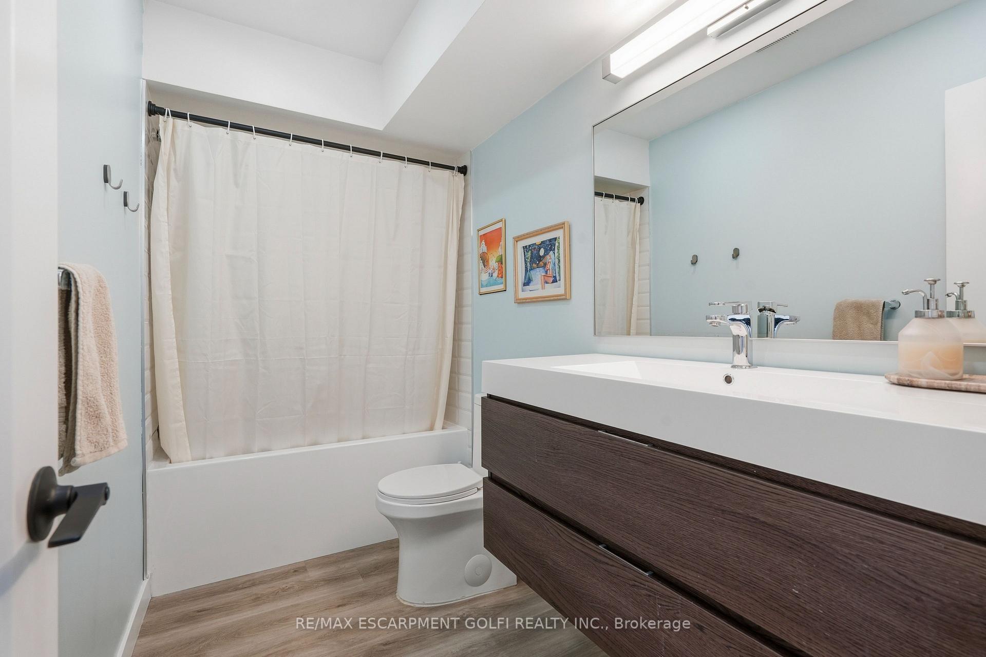 Photo 15 of 23 Green Maple Drive, St. Catharines, Secord Woods — HOMEH