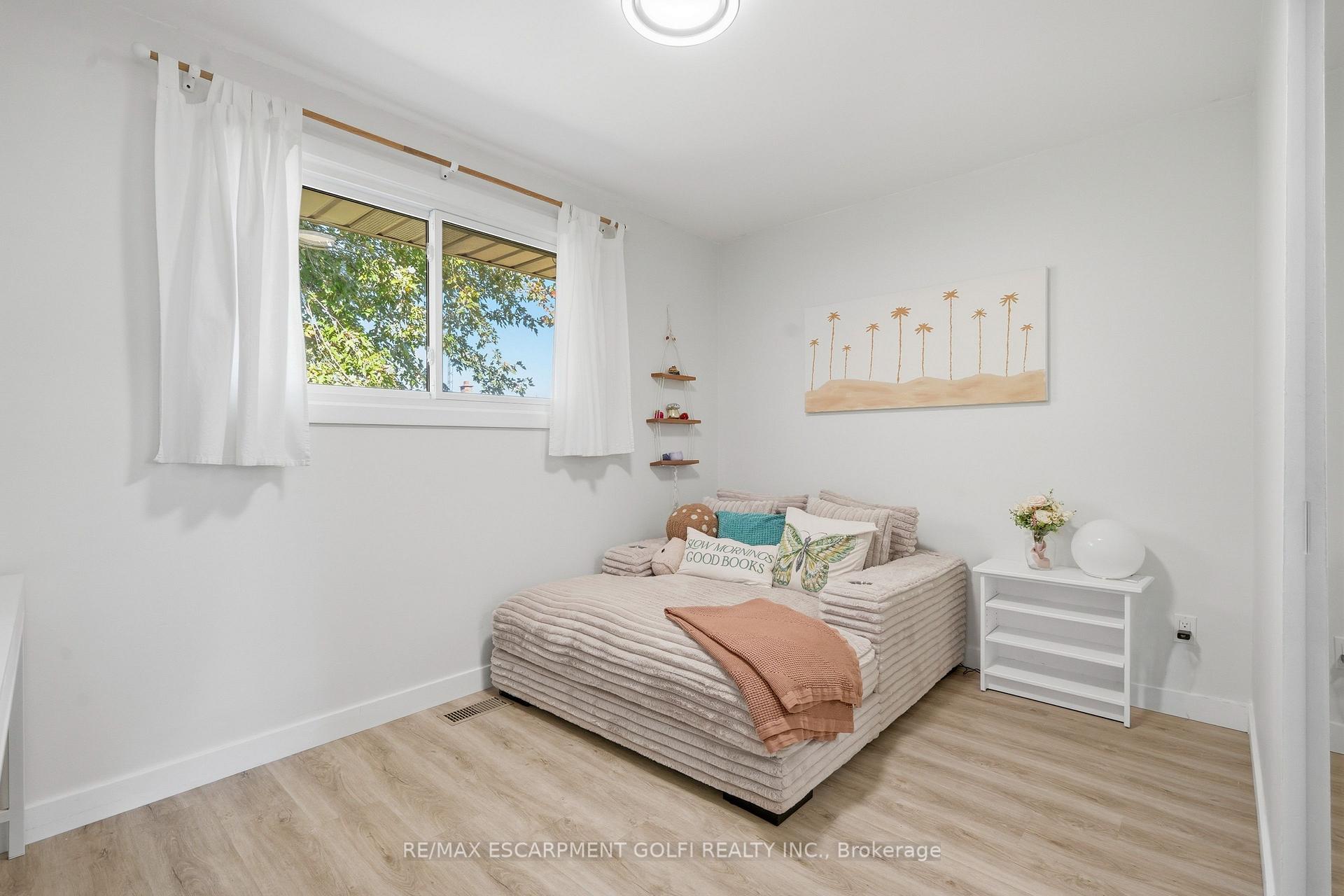 Photo 16 of 23 Green Maple Drive, St. Catharines, Secord Woods — HOMEH