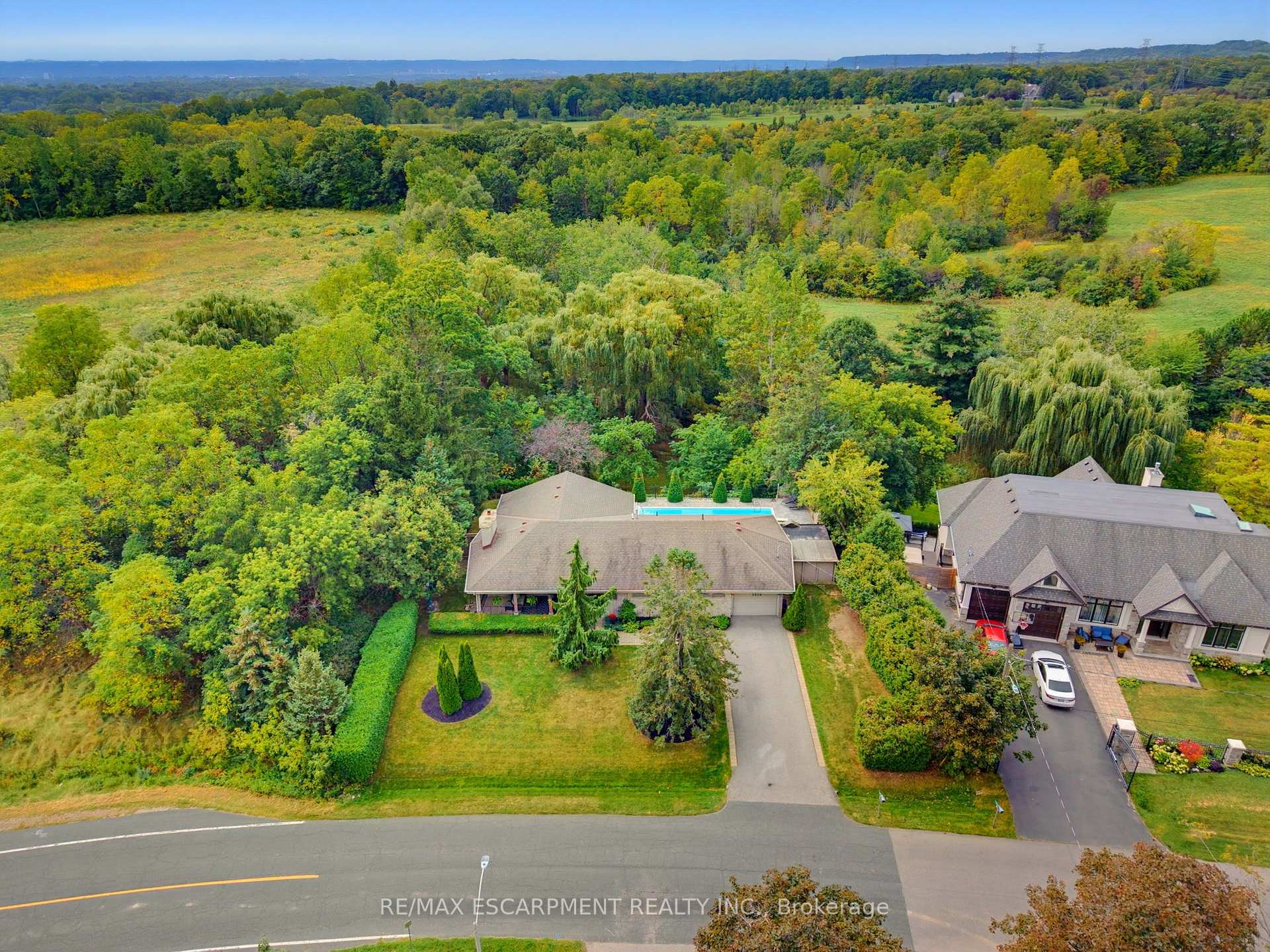 Photo 3 of 1316 Nevarc Drive, Burlington, Grindstone — HOMEH