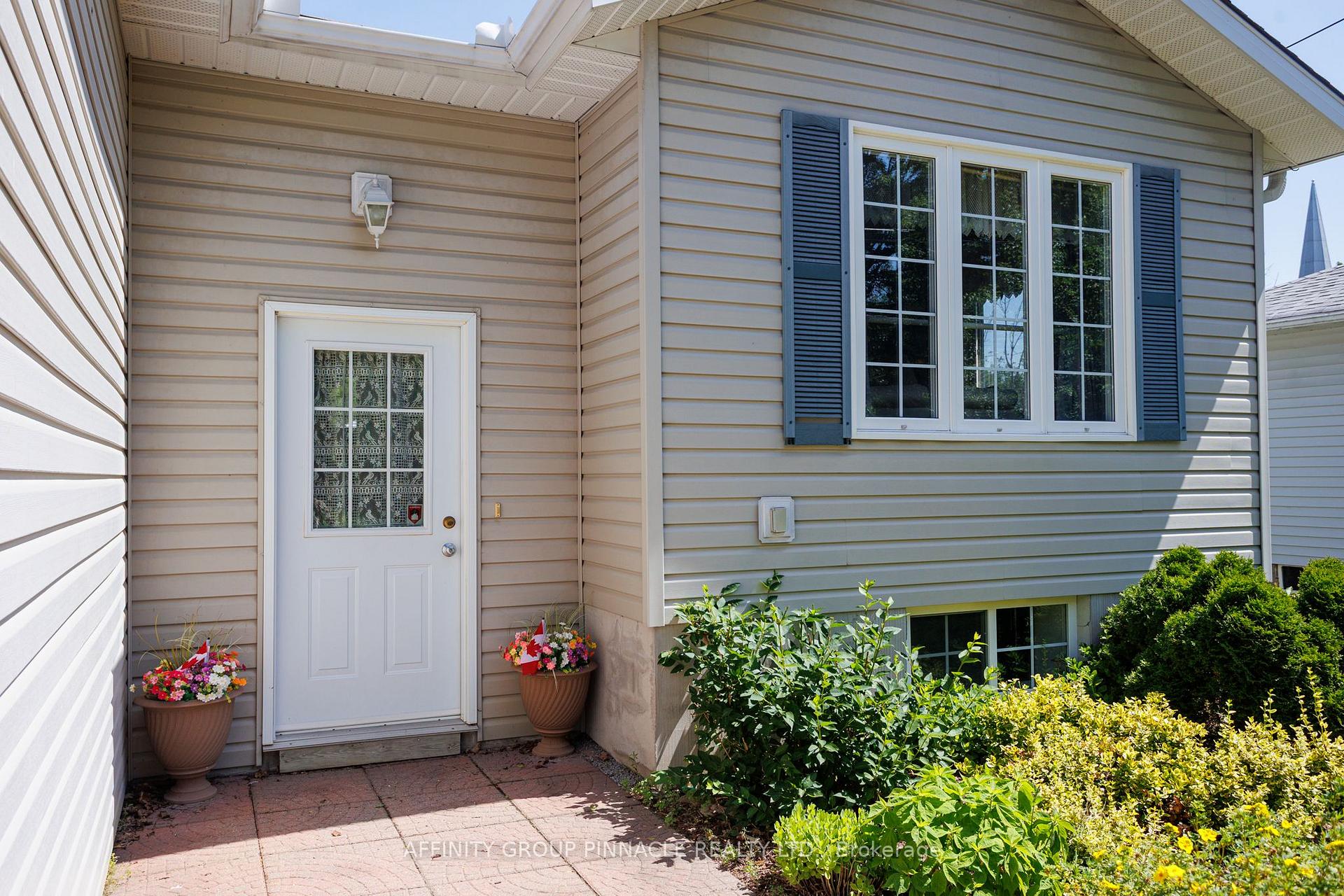 Photo 3 of 476 Bay Street, Brock, Beaverton — HOMEH