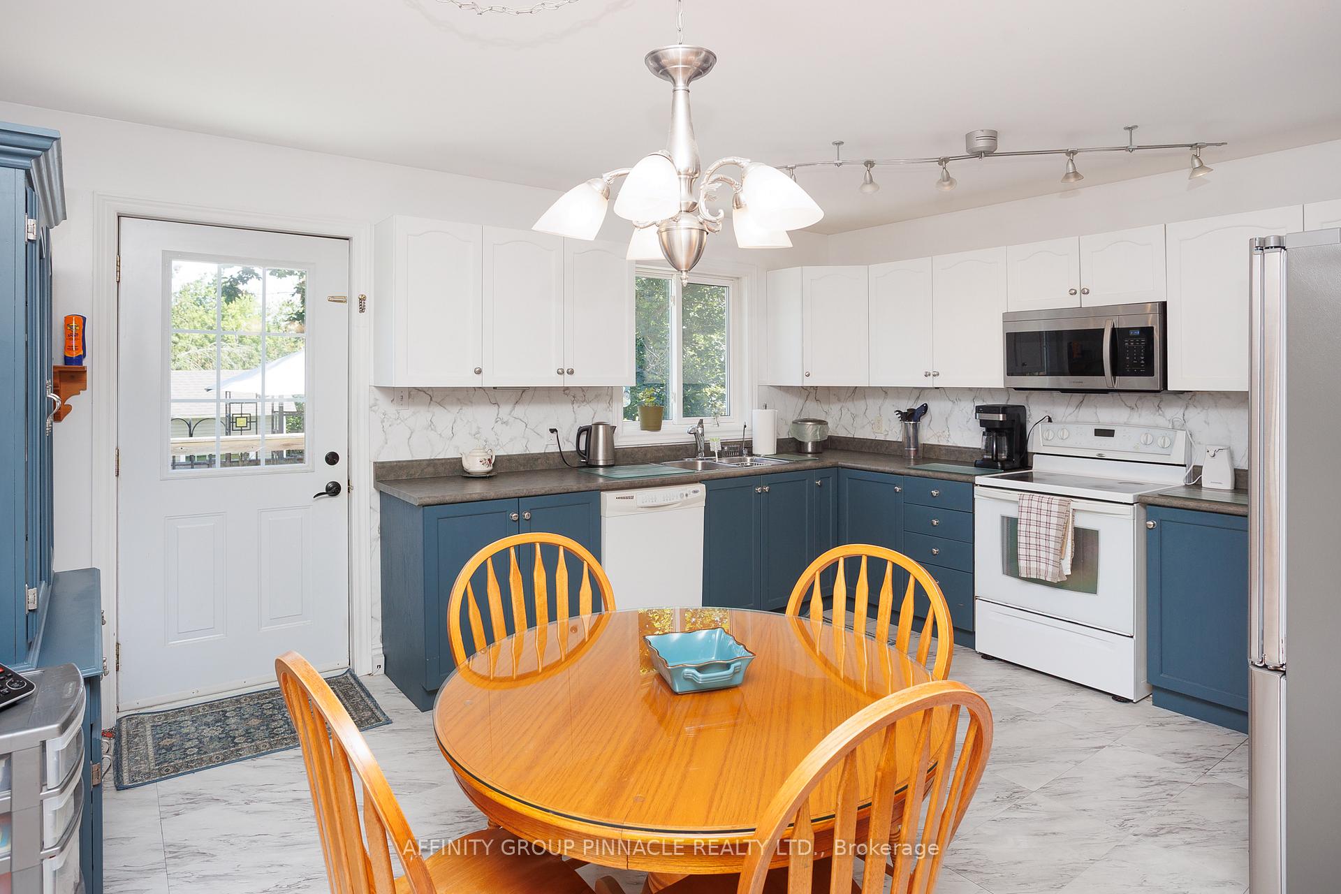 Photo 10 of 476 Bay Street, Brock, Beaverton — HOMEH