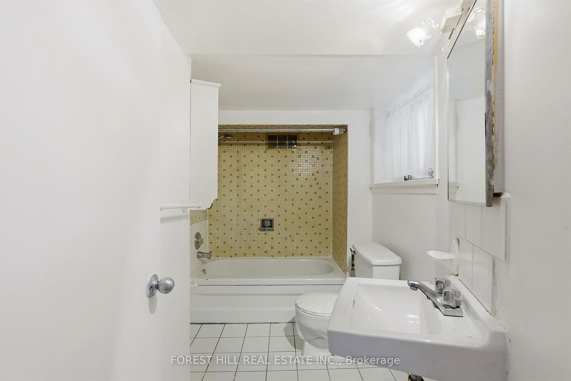 Photo 15 of Unit LOWER, 36 Arnold Crescent, Richmond Hill, Mill Pond — HOMEH