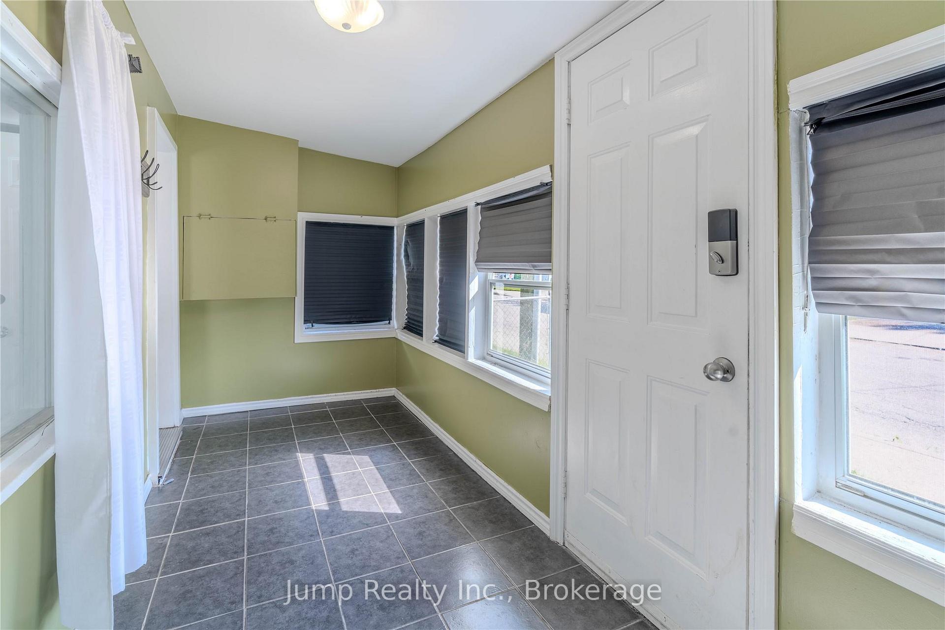 Photo 2 of 32 Degge Street, Chatham-Kent, Chatham — HOMEH
