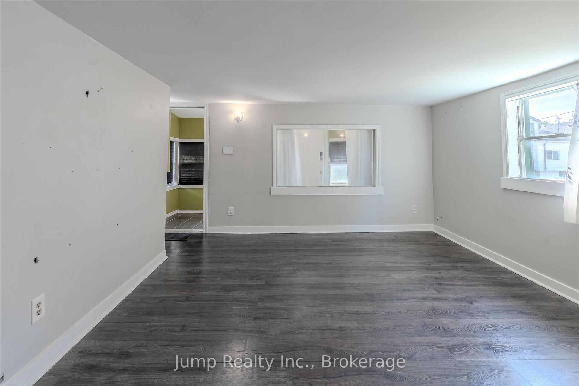 Photo 4 of 32 Degge Street, Chatham-Kent, Chatham — HOMEH