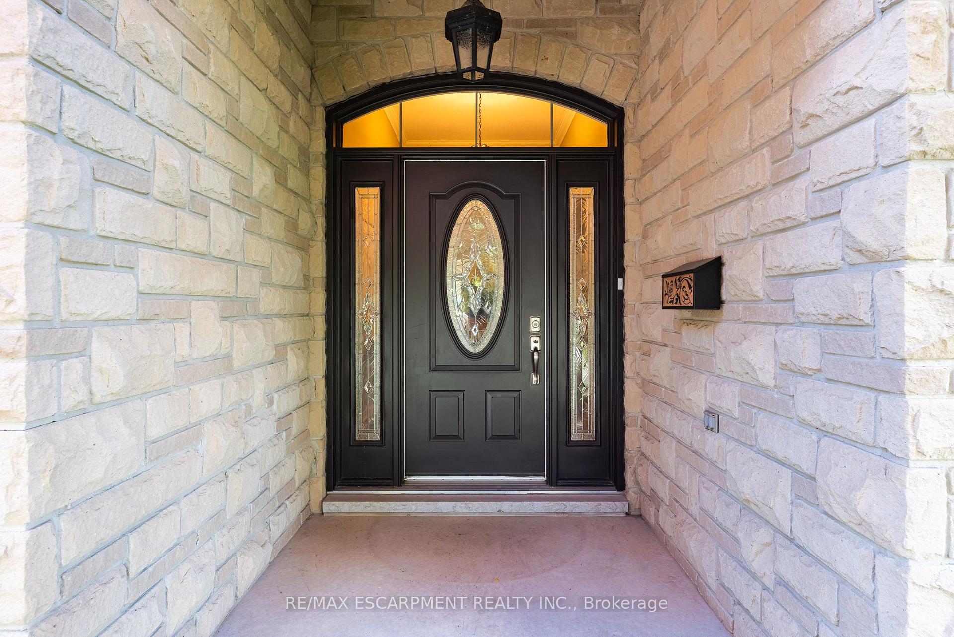 Photo 3 of 506 Regina Drive, Burlington, Brant — HOMEH