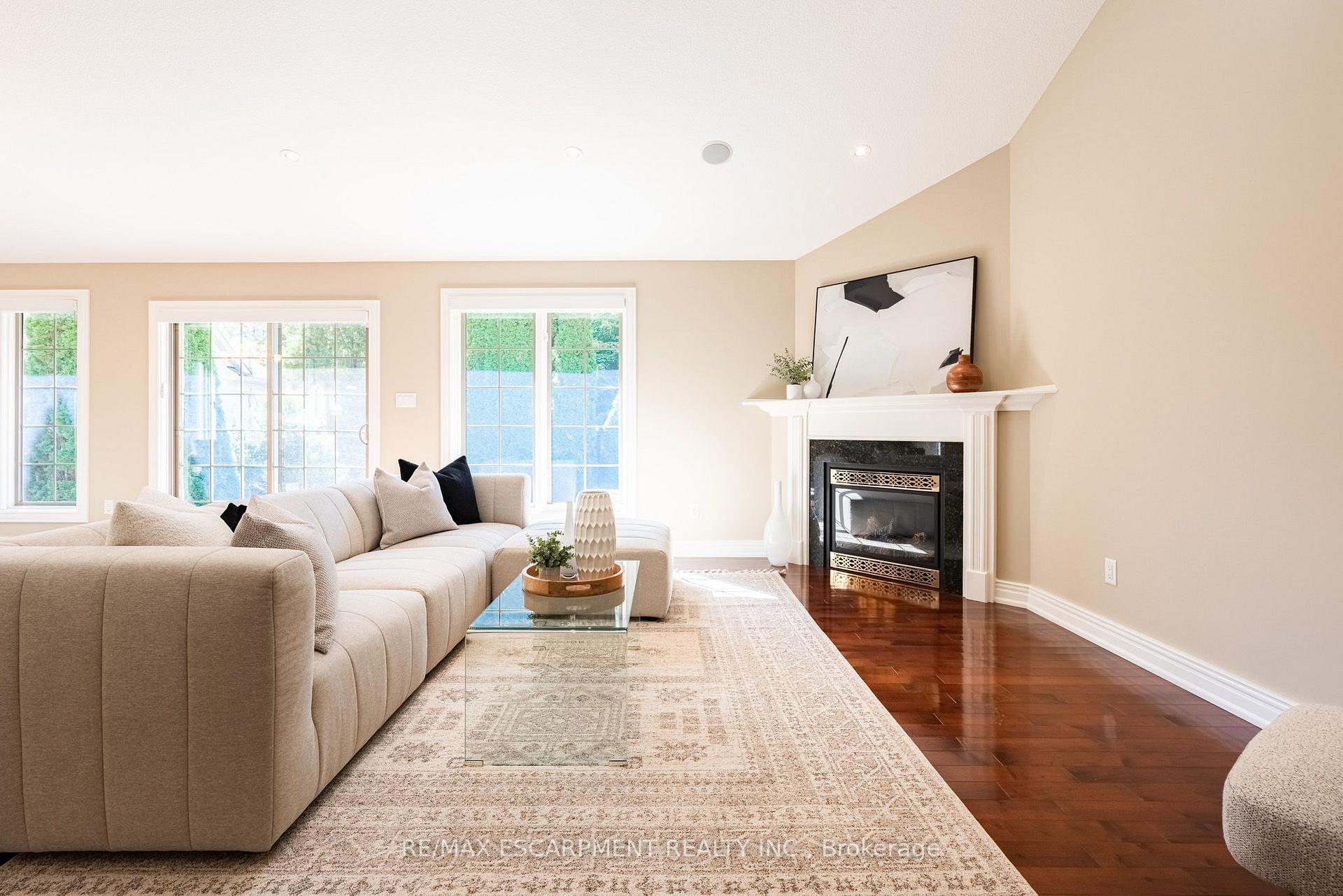 Photo 5 of 506 Regina Drive, Burlington, Brant — HOMEH