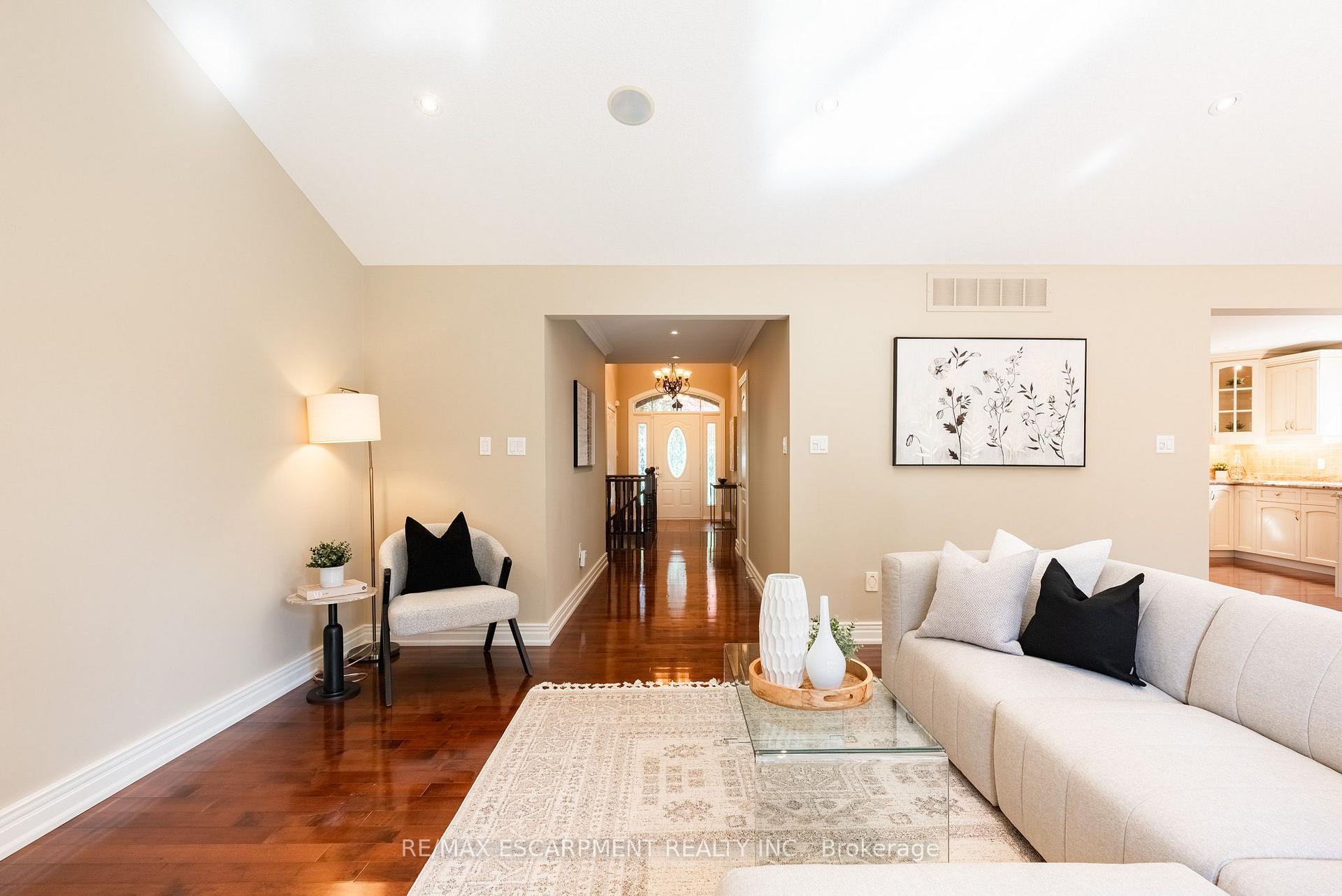Photo 8 of 506 Regina Drive, Burlington, Brant — HOMEH