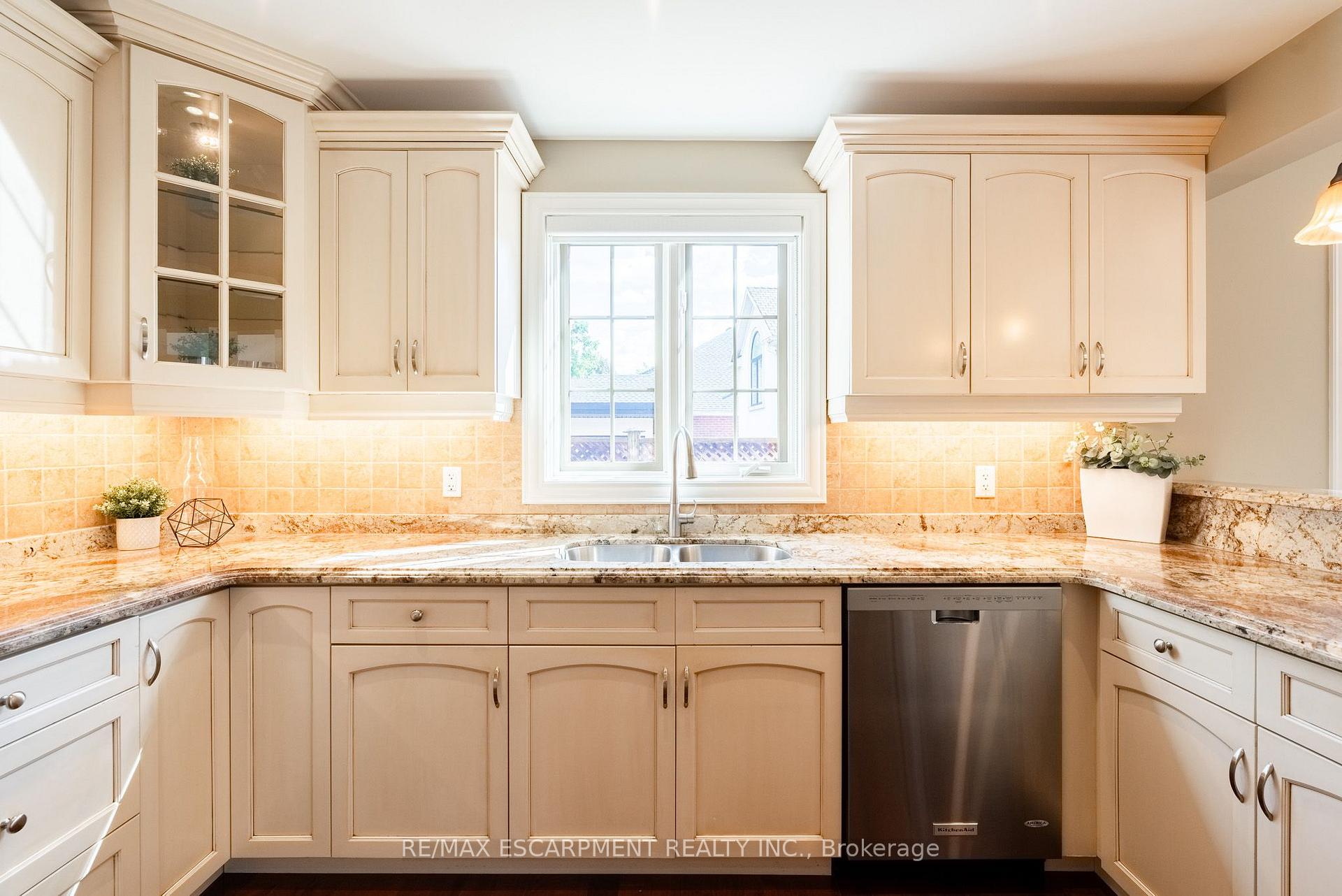 Photo 23 of 506 Regina Drive, Burlington, Brant — HOMEH
