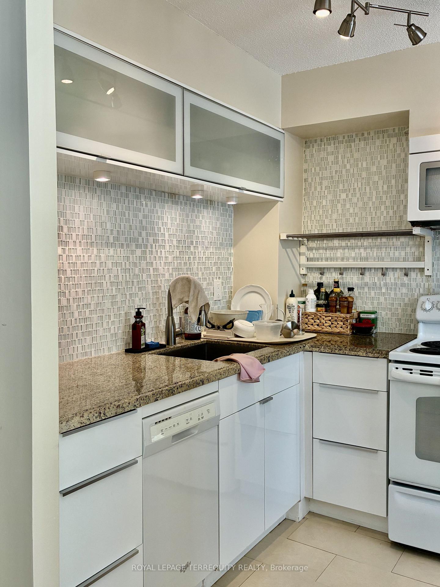 Photo 6 of Unit 524, 95 Prince Arthur Avenue, Toronto, The Annex — HOMEH