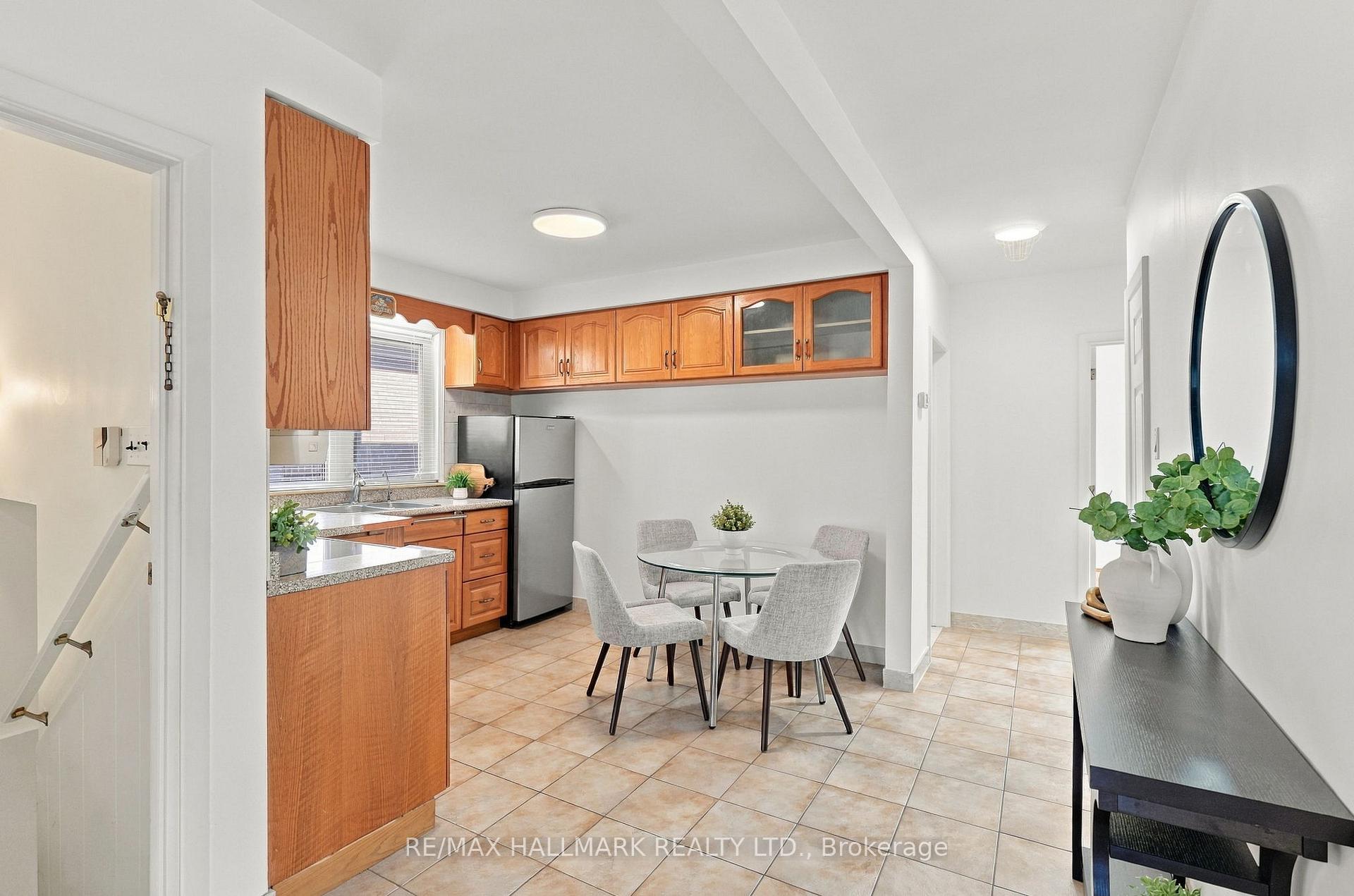 Photo 11 of 29 Willowbrook Road, Etobicoke, Mimico — HOMEH