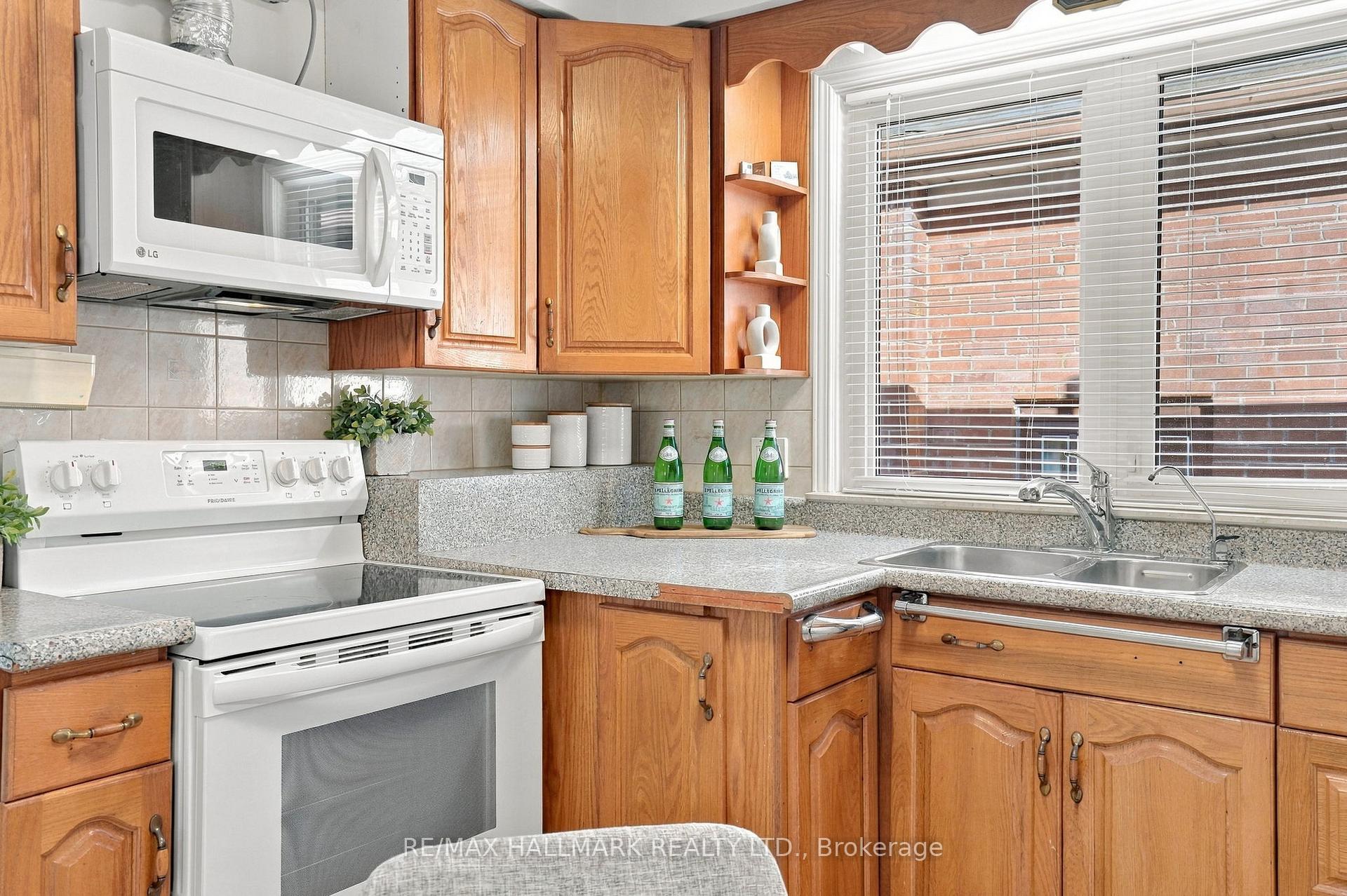 Photo 10 of 29 Willowbrook Road, Etobicoke, Mimico — HOMEH