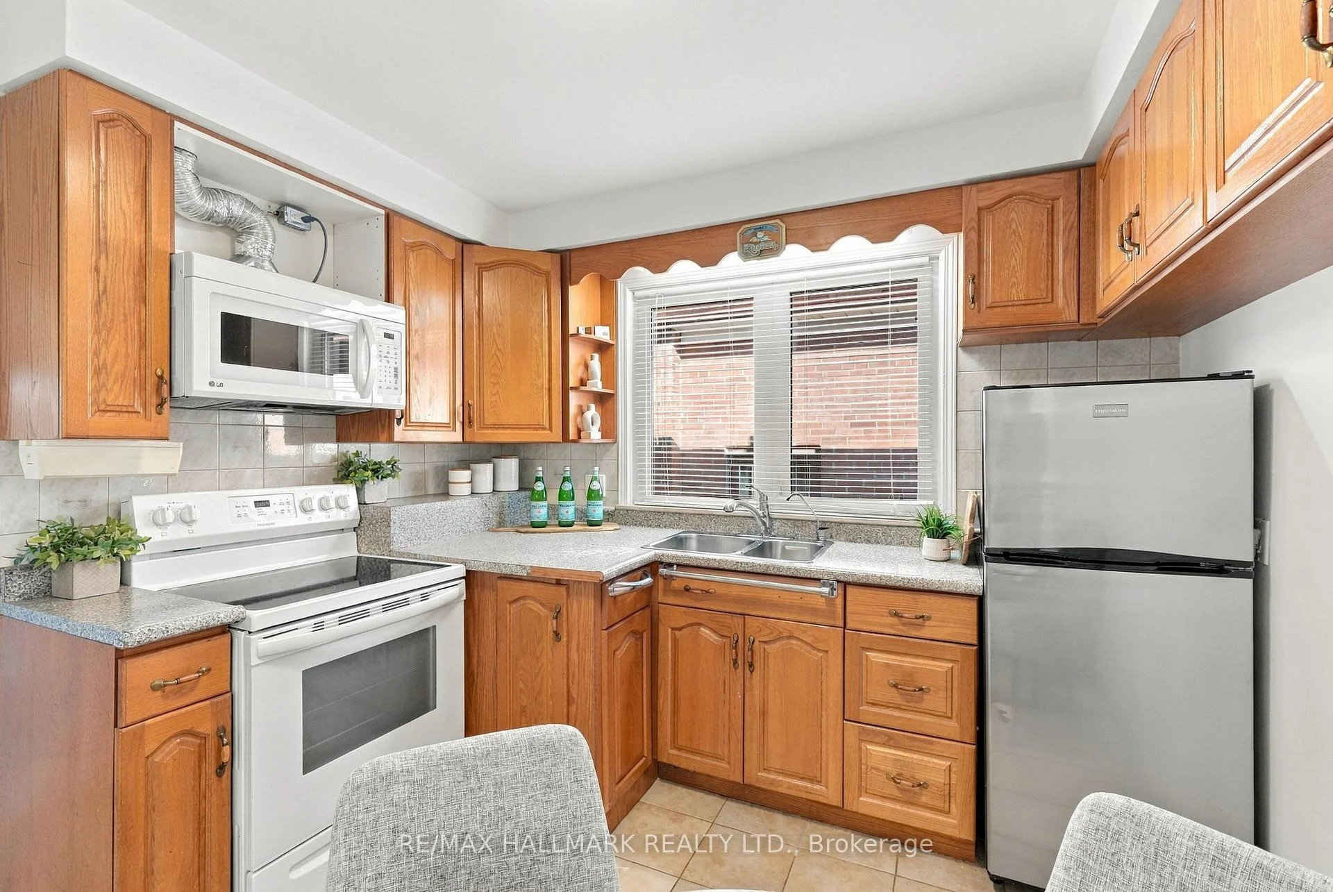 Photo 6 of 29 Willowbrook Road, Etobicoke, Mimico — HOMEH