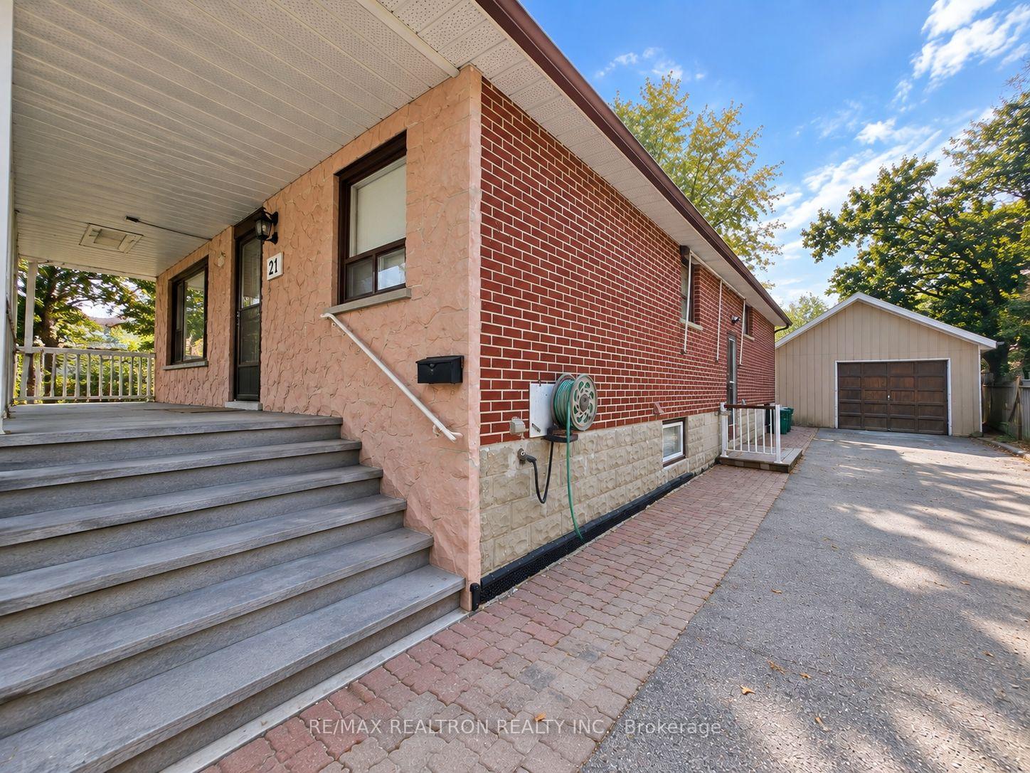 Photo 4 of 21 Clark Avenue, Markham, Thornhill — HOMEH