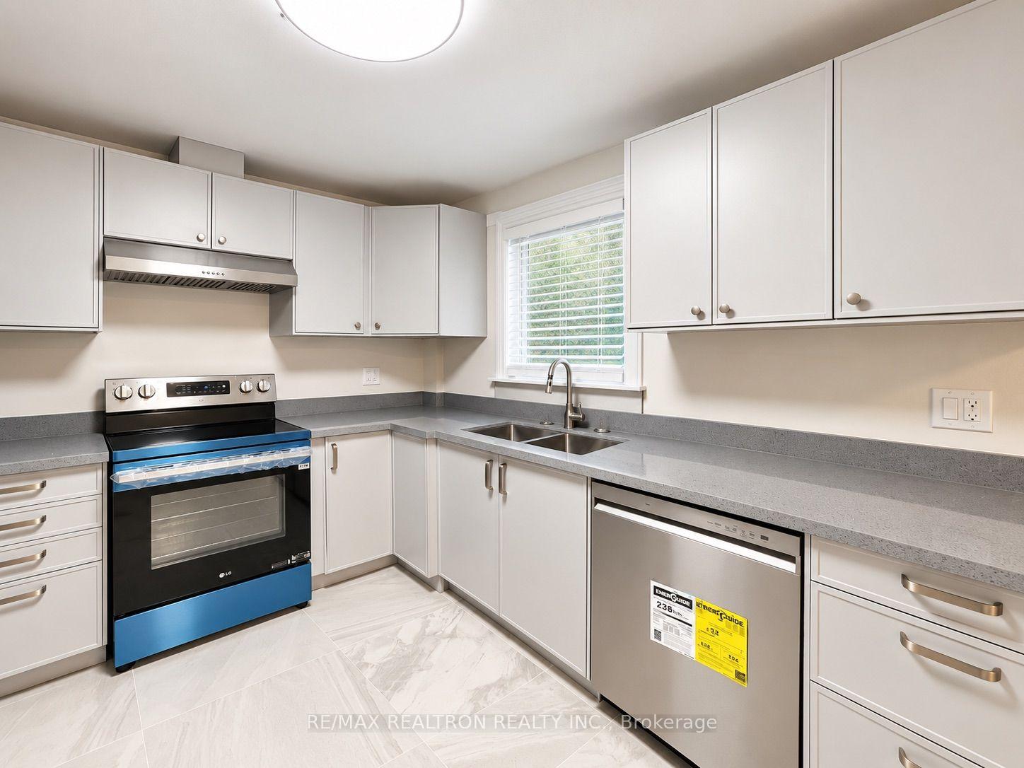 Photo 12 of 21 Clark Avenue, Markham, Thornhill — HOMEH