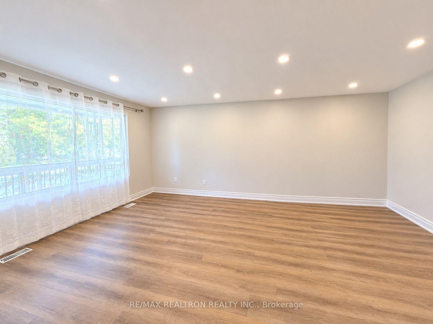 Photo 13 of 21 Clark Avenue, Markham, Thornhill — HOMEH