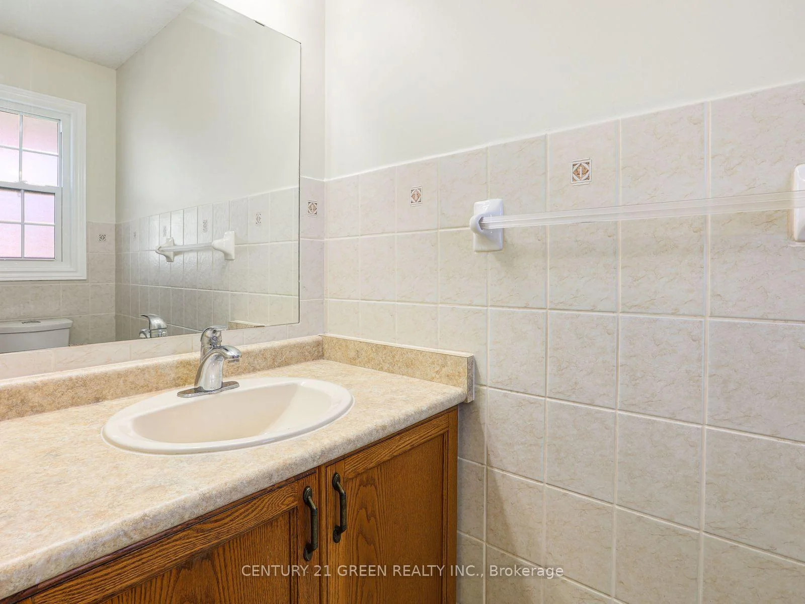 Photo 13 of 469 Activa Avenue, Kitchener, Larentian West — HOMEH