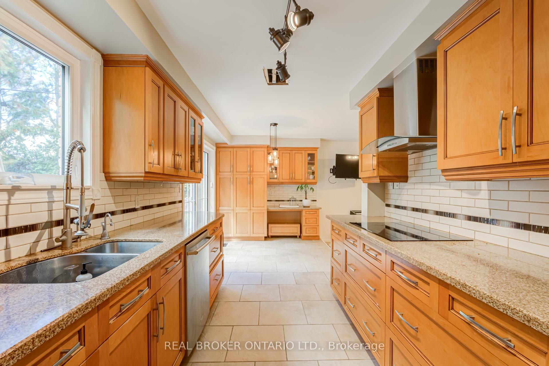 Photo 21 of 96 Rutledge Avenue, Newmarket, Huron Heights-Leslie Valley — HOMEH