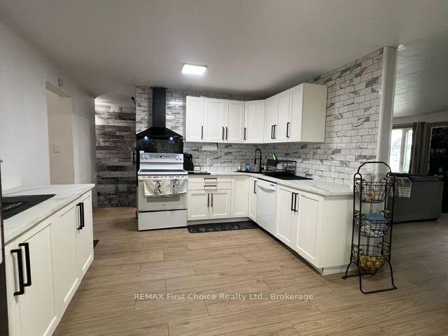 Photo 2 of 722 Catherine Street, Thunder Bay, Westfort — HOMEH