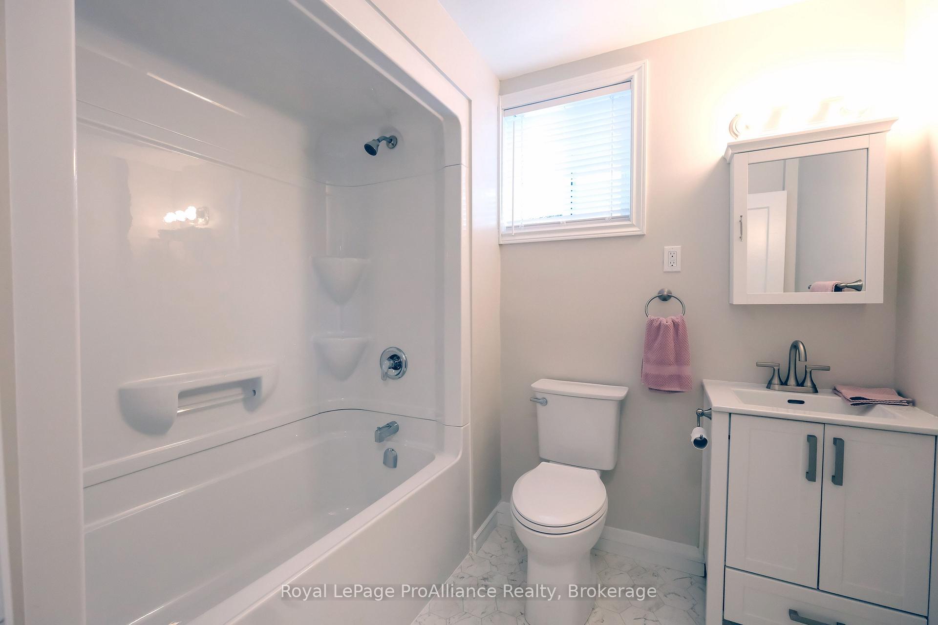 Photo 11 of 395 Bleecker Avenue, Belleville, Belleville Ward — HOMEH