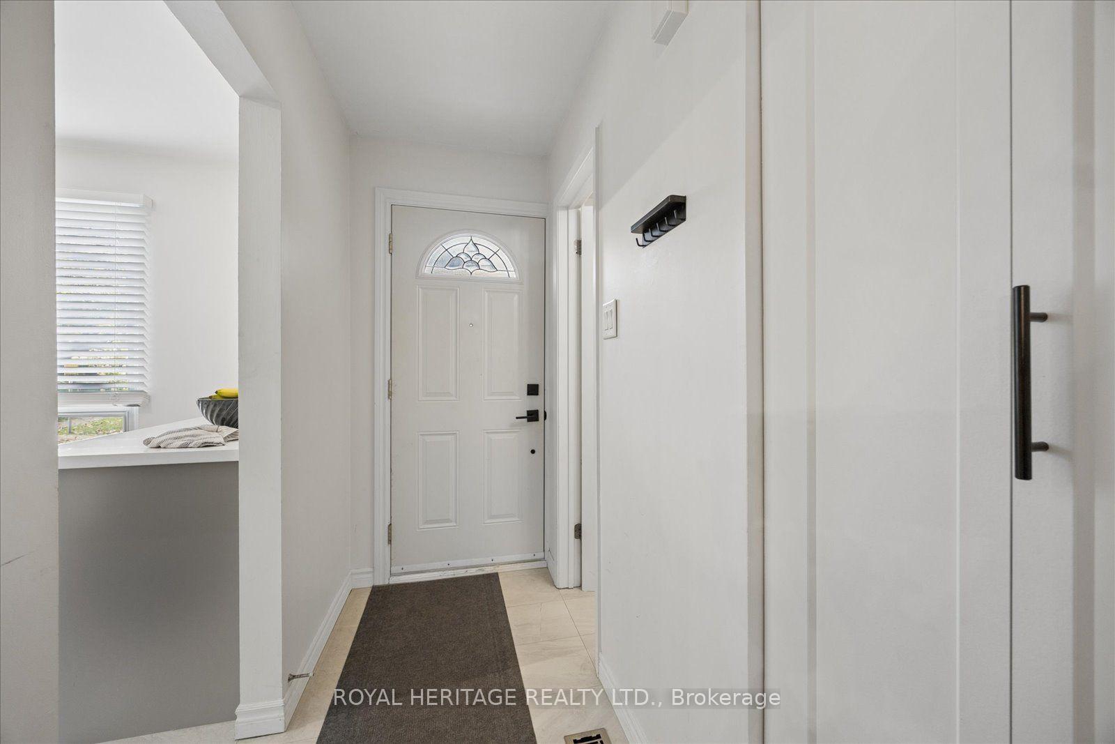 Photo 4 of Unit 105, 701 Burnhamthorpe Road, Etobicoke, Markland Wood — HOMEH