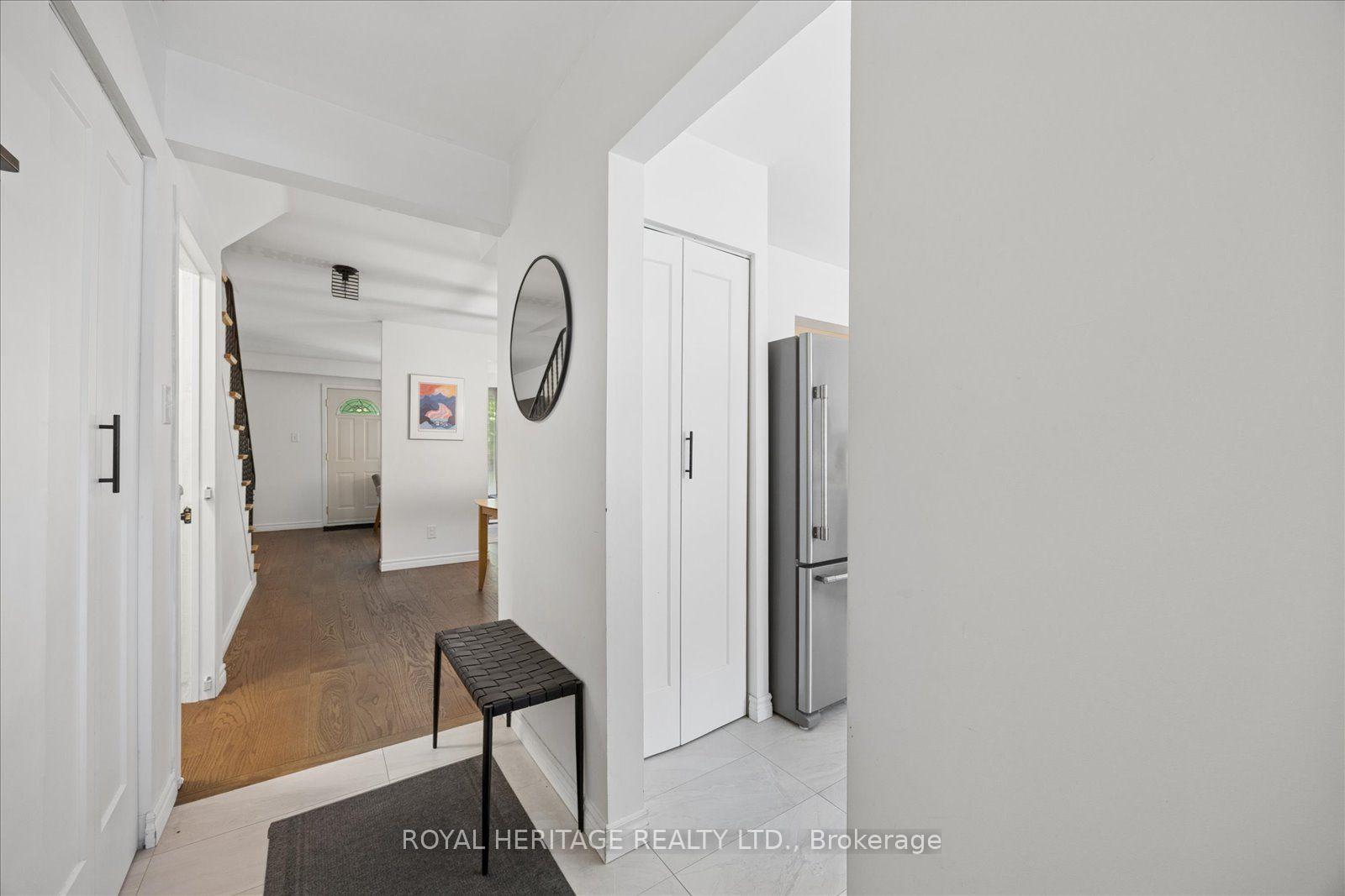 Photo 5 of Unit 105, 701 Burnhamthorpe Road, Etobicoke, Markland Wood — HOMEH
