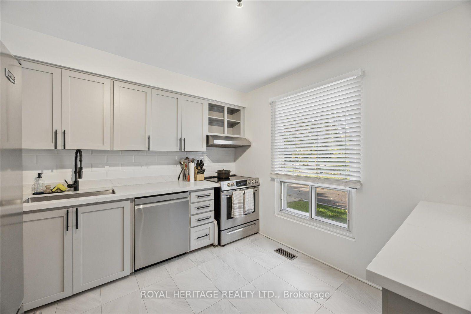 Photo 6 of Unit 105, 701 Burnhamthorpe Road, Etobicoke, Markland Wood — HOMEH
