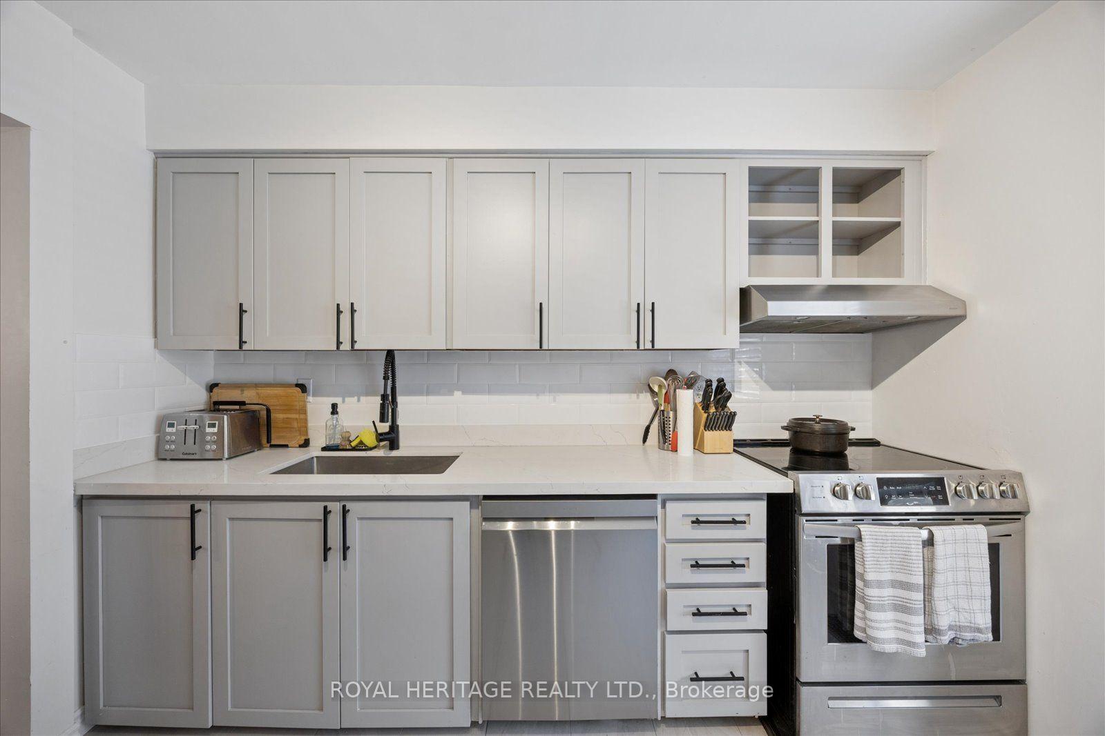 Photo 8 of Unit 105, 701 Burnhamthorpe Road, Etobicoke, Markland Wood — HOMEH