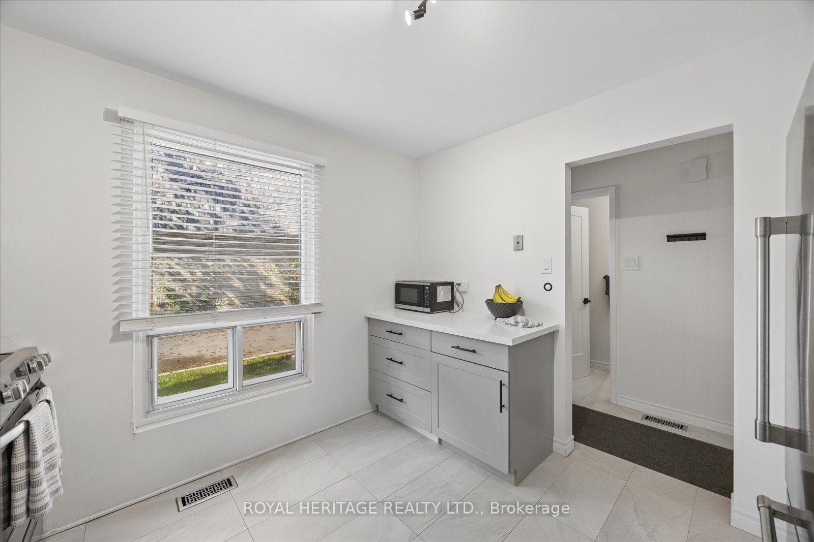 Photo 10 of Unit 105, 701 Burnhamthorpe Road, Etobicoke, Markland Wood — HOMEH