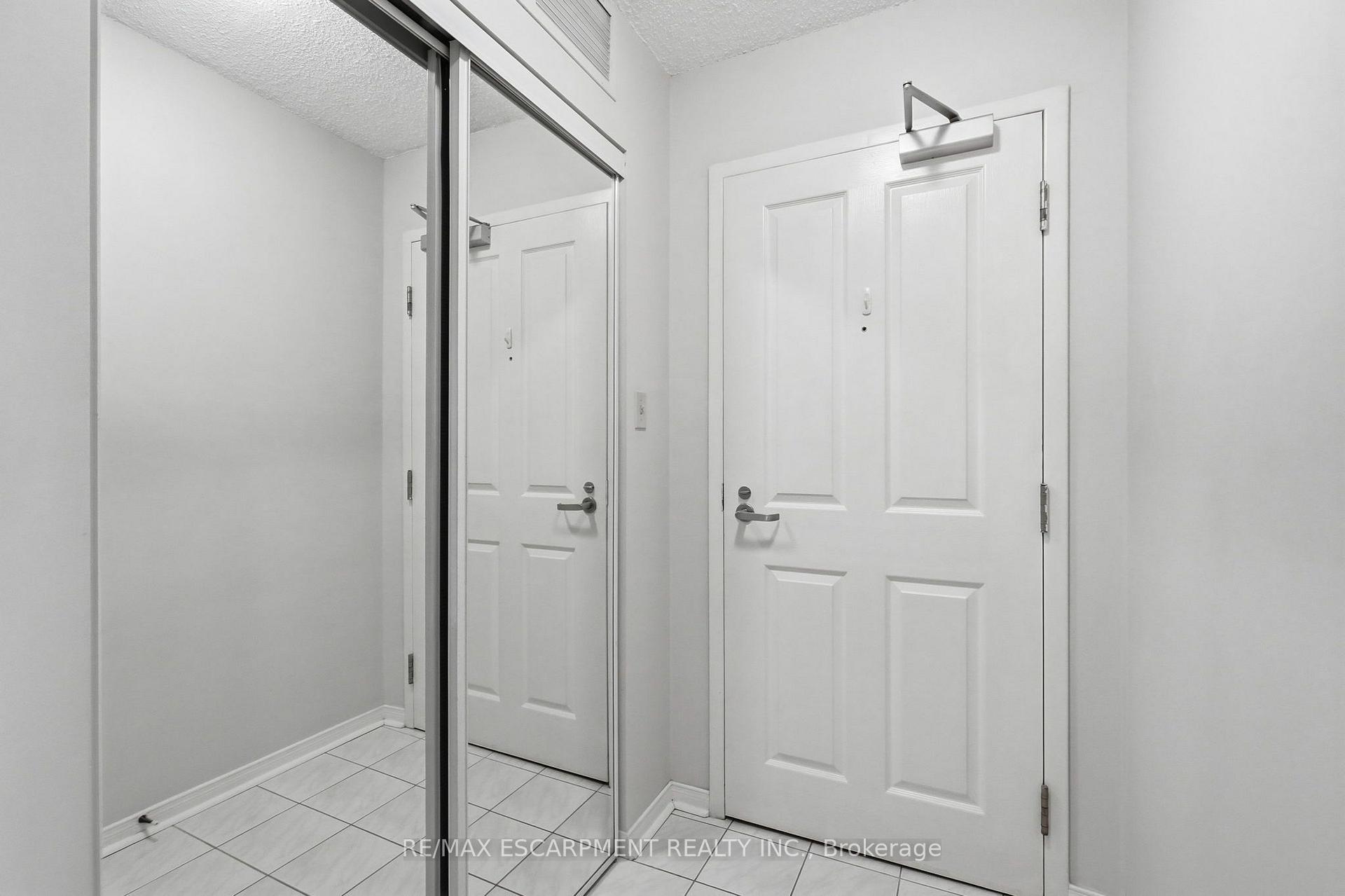 Photo 3 of Unit 208, 2199 Sixth Line, Oakville, River Oaks — HOMEH