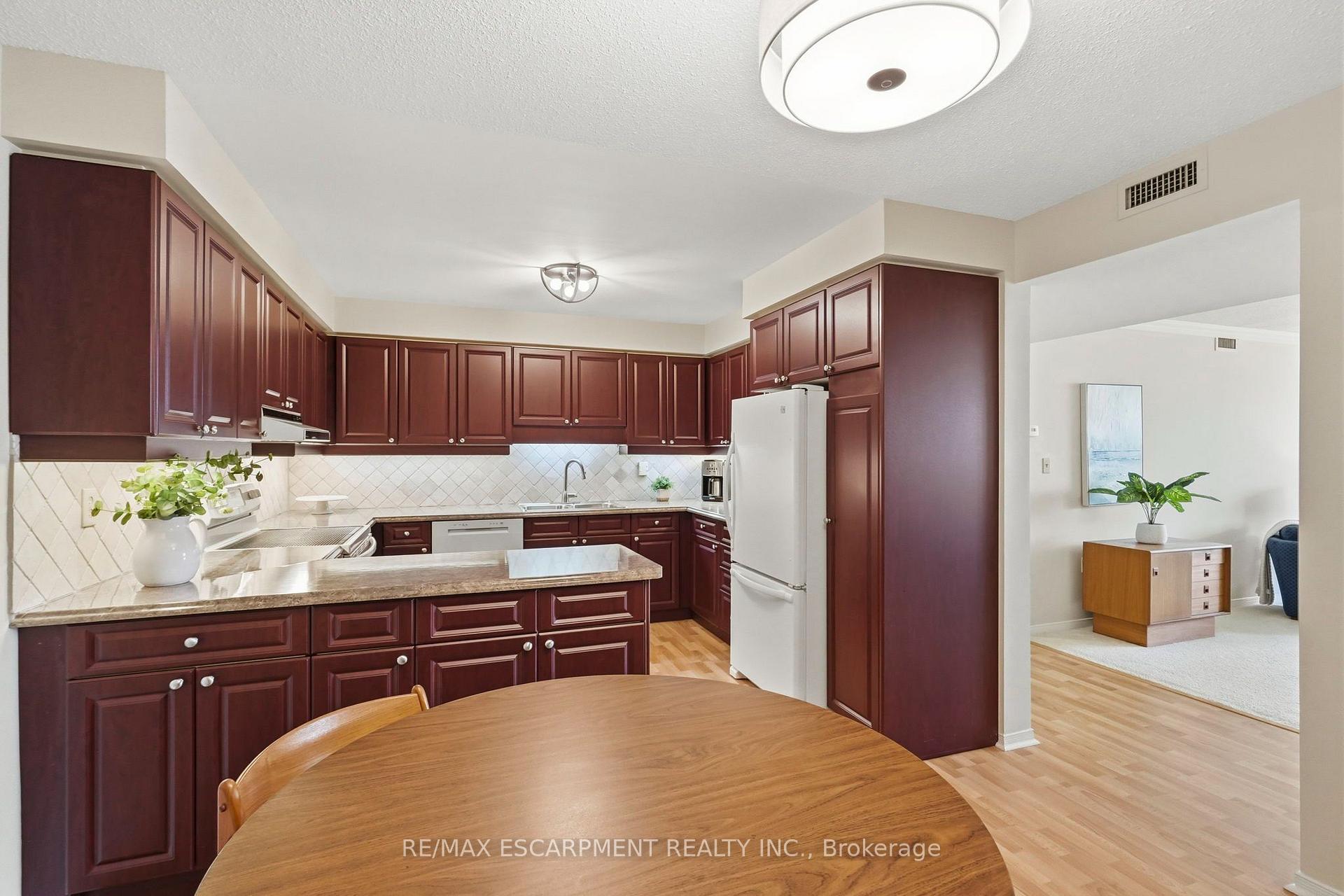 Photo 9 of Unit 208, 2199 Sixth Line, Oakville, River Oaks — HOMEH